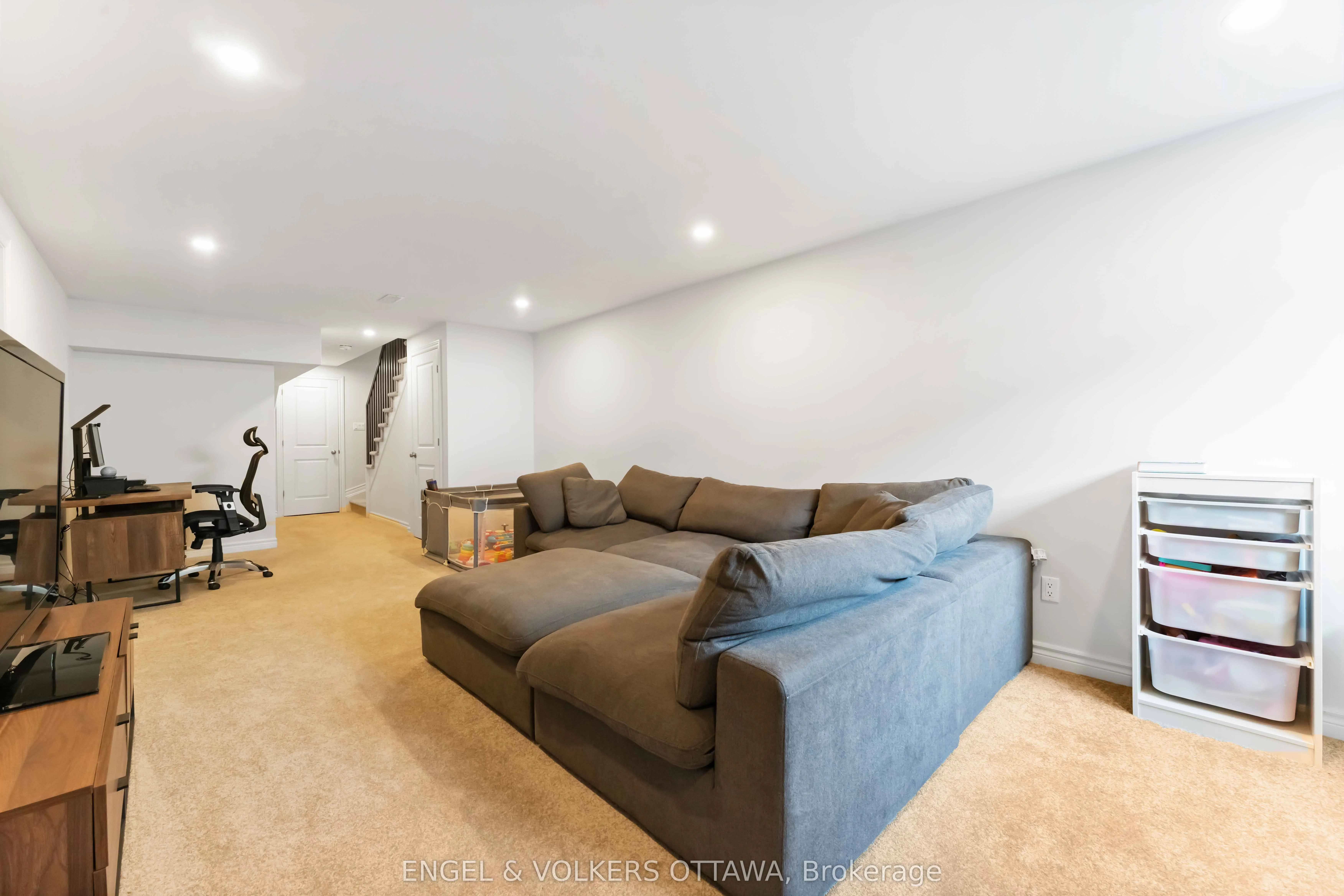 781 Cairn Crescent