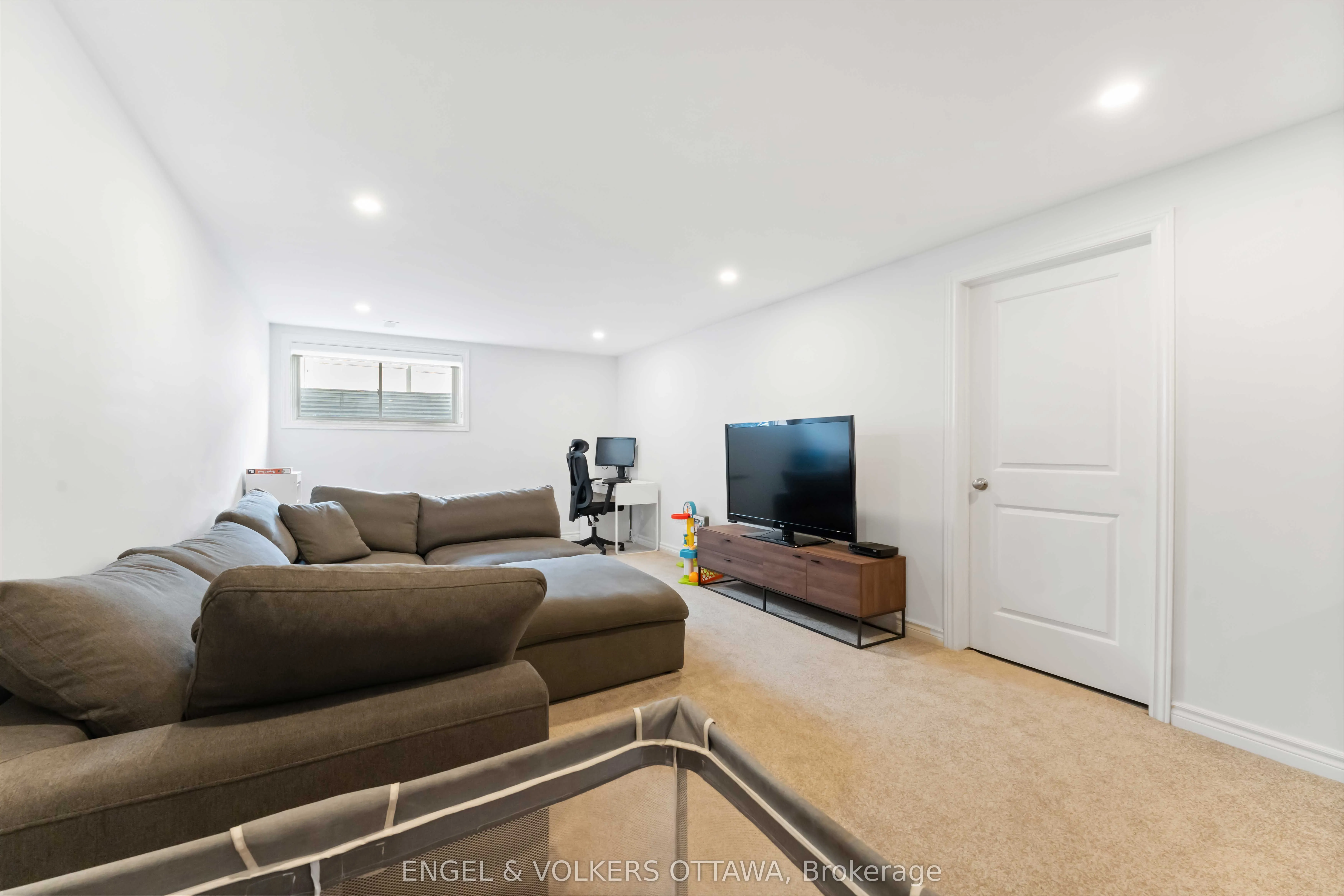 781 Cairn Crescent