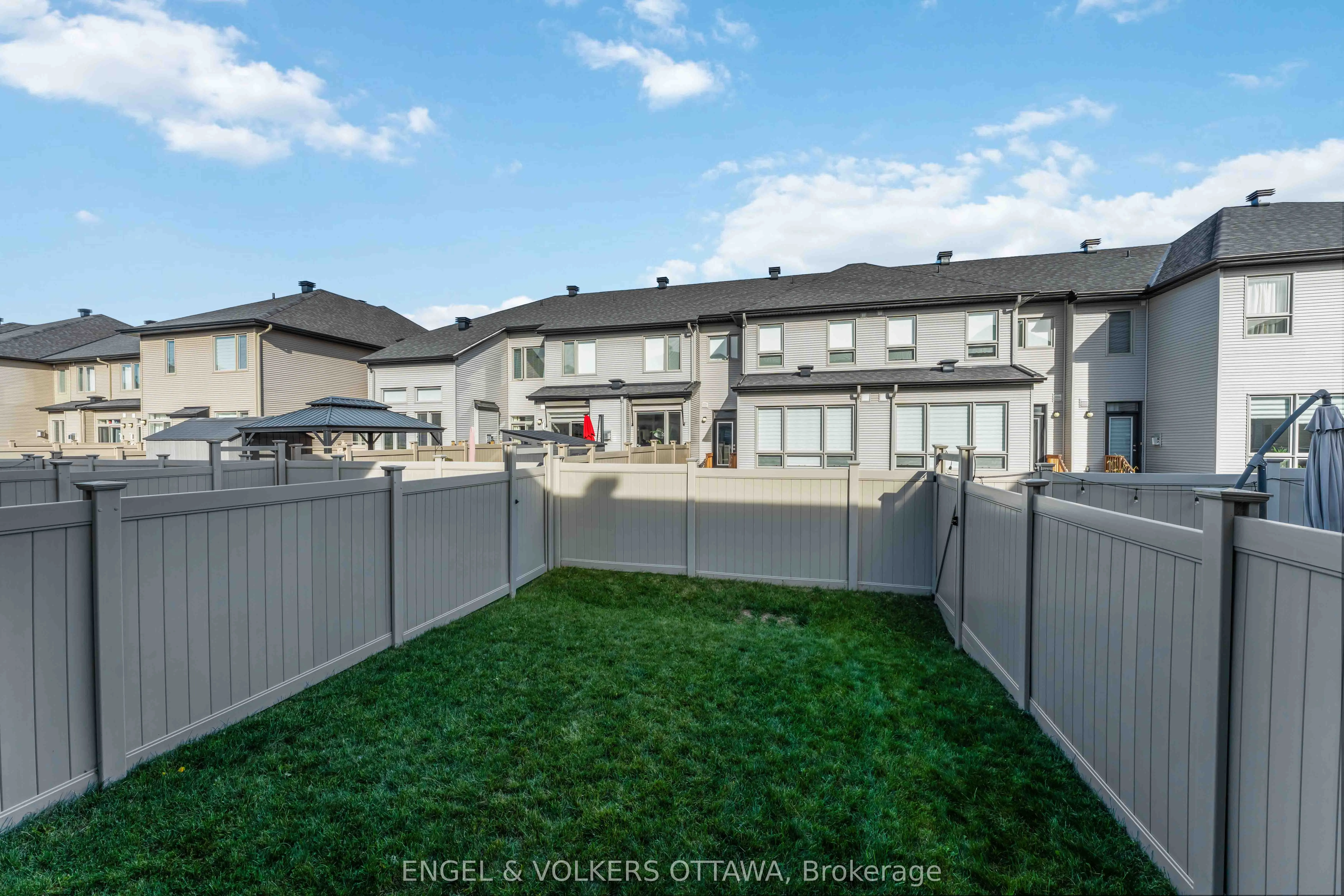 781 Cairn Crescent