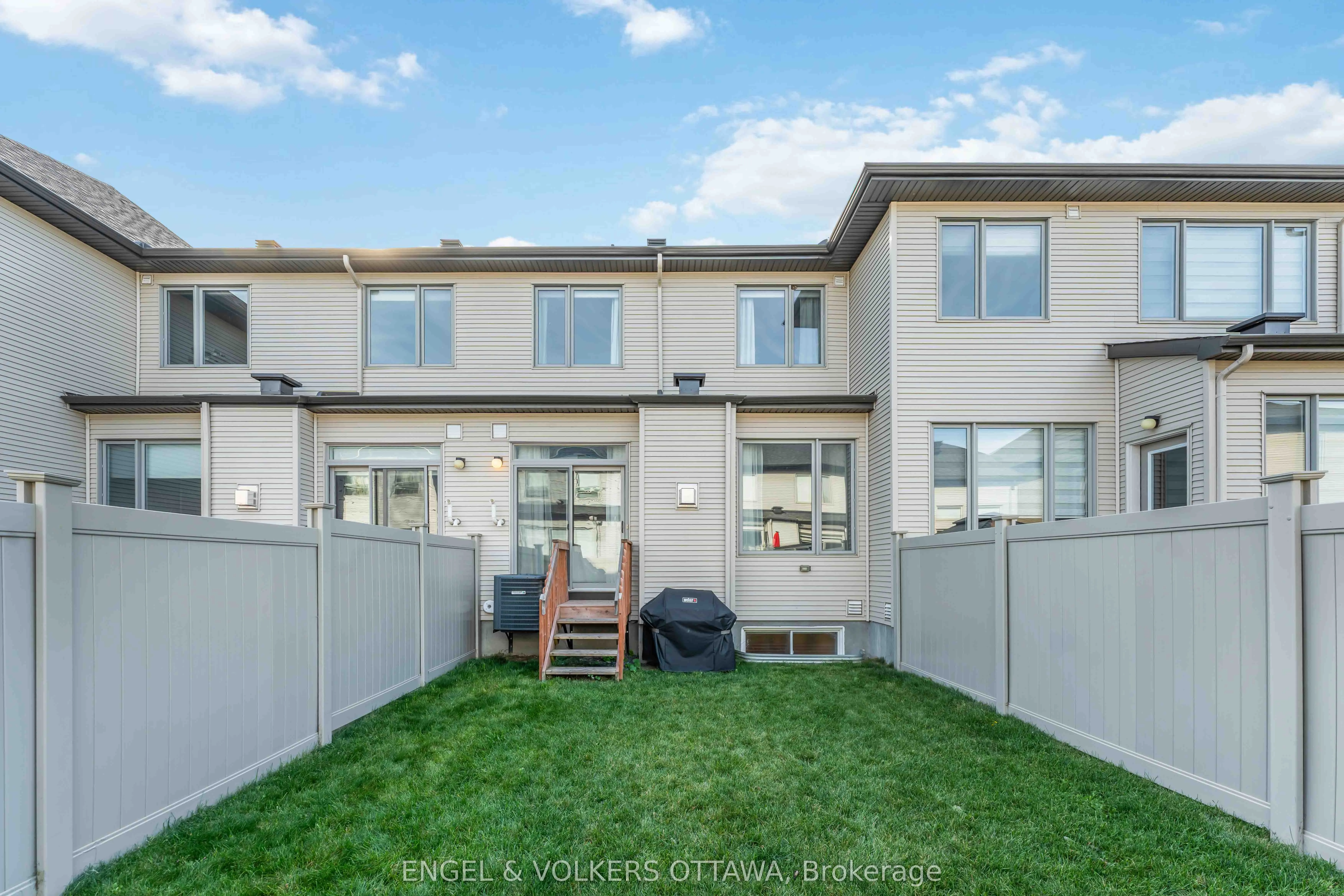 781 Cairn Crescent