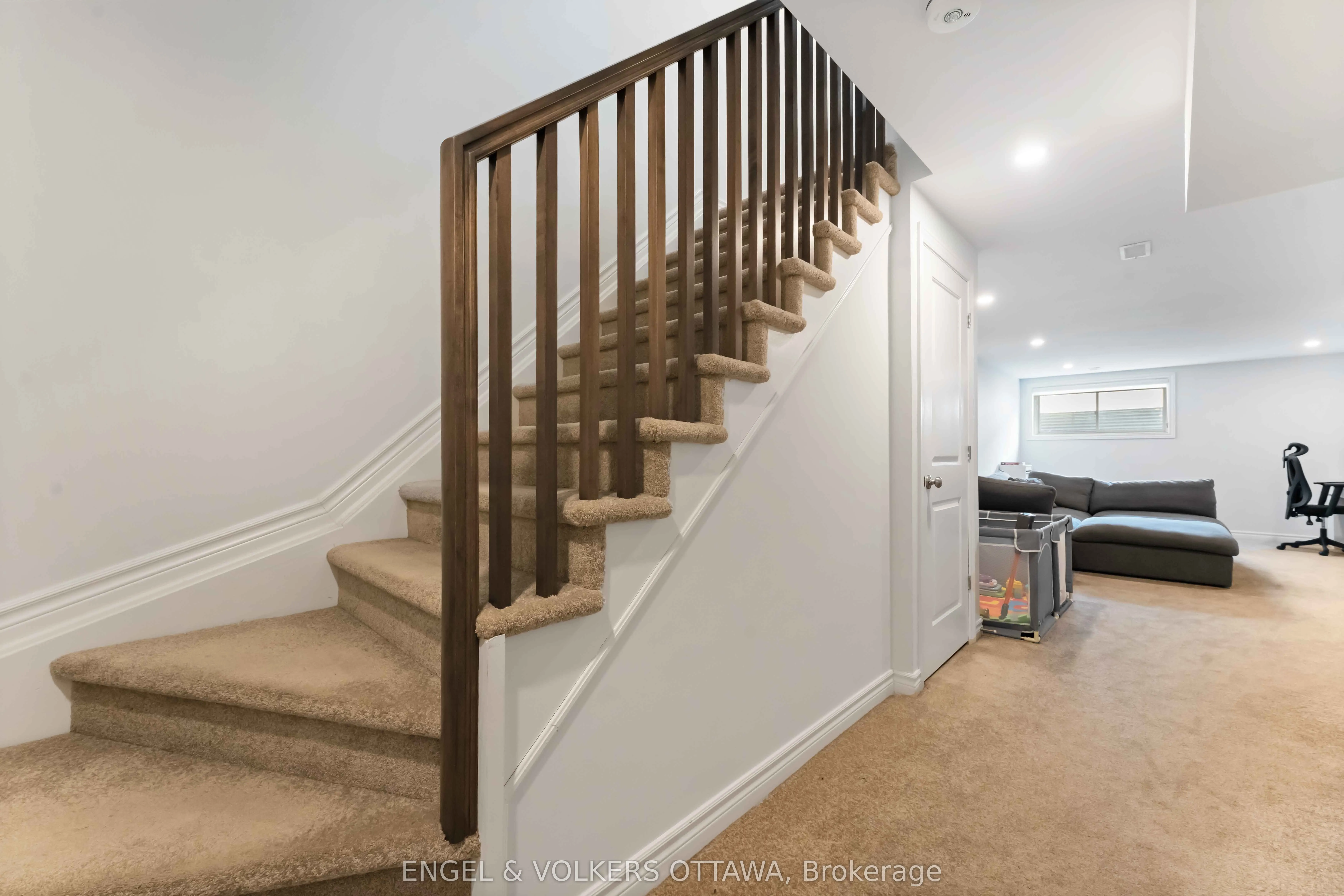 781 Cairn Crescent