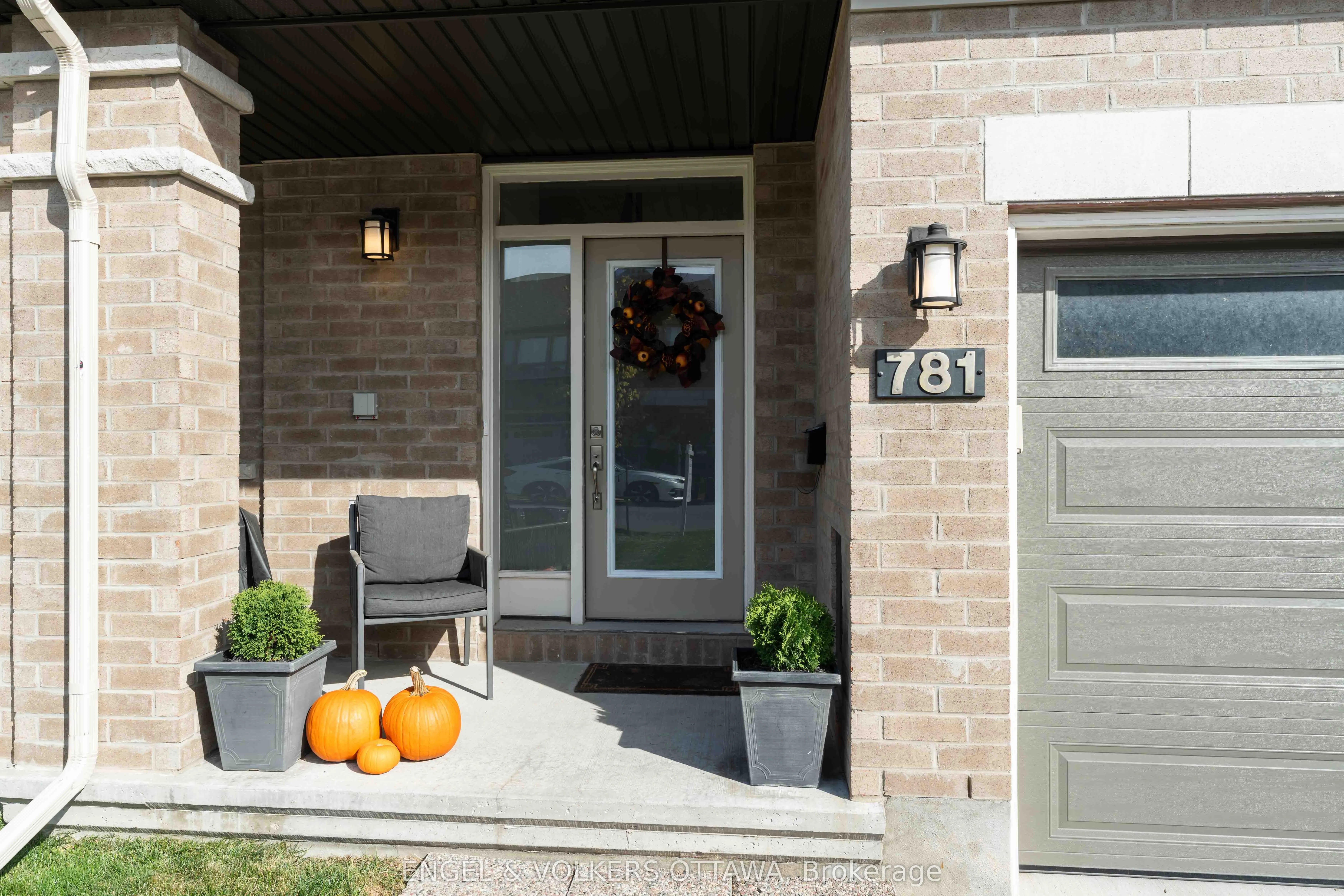 781 Cairn Crescent