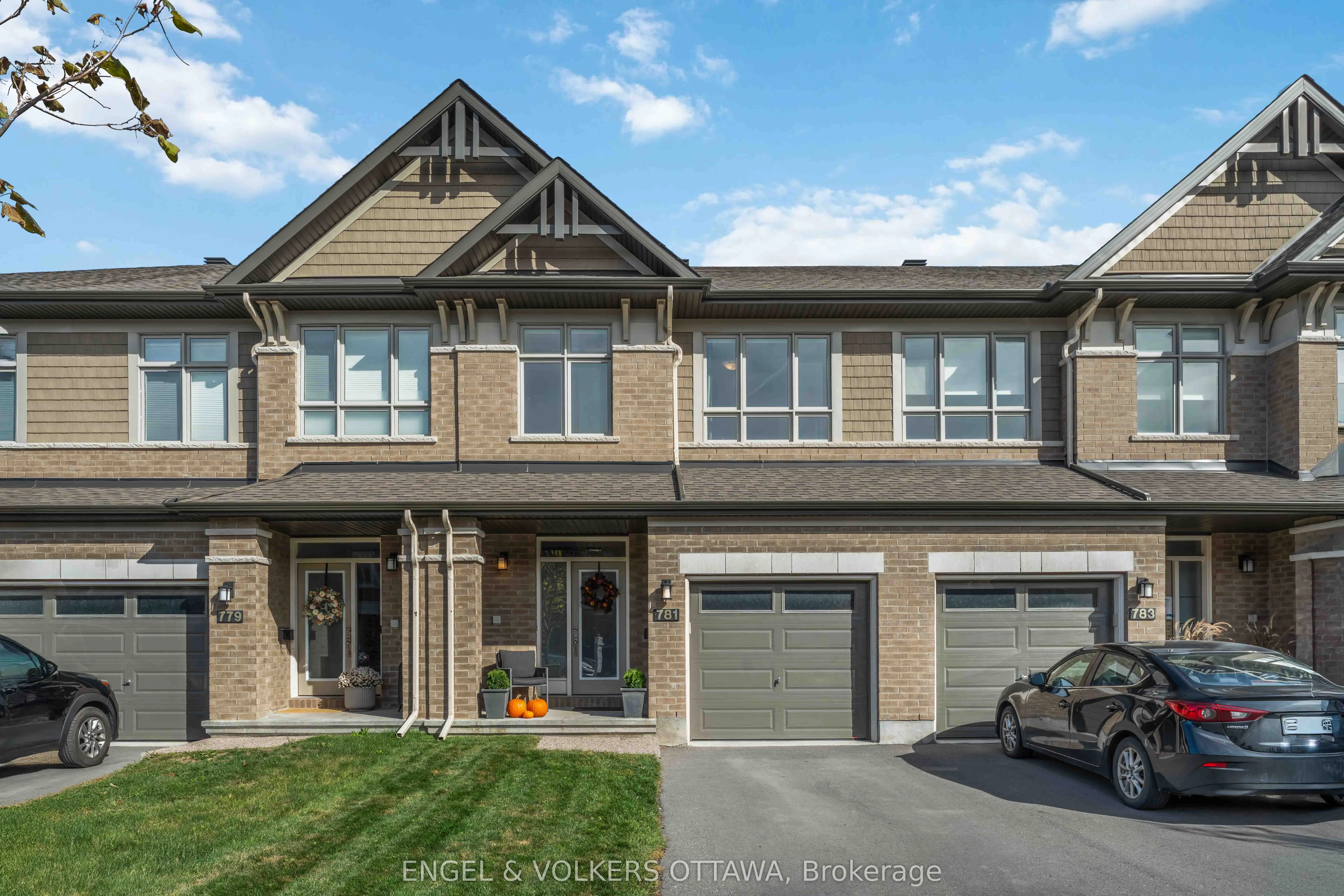781 Cairn Crescent