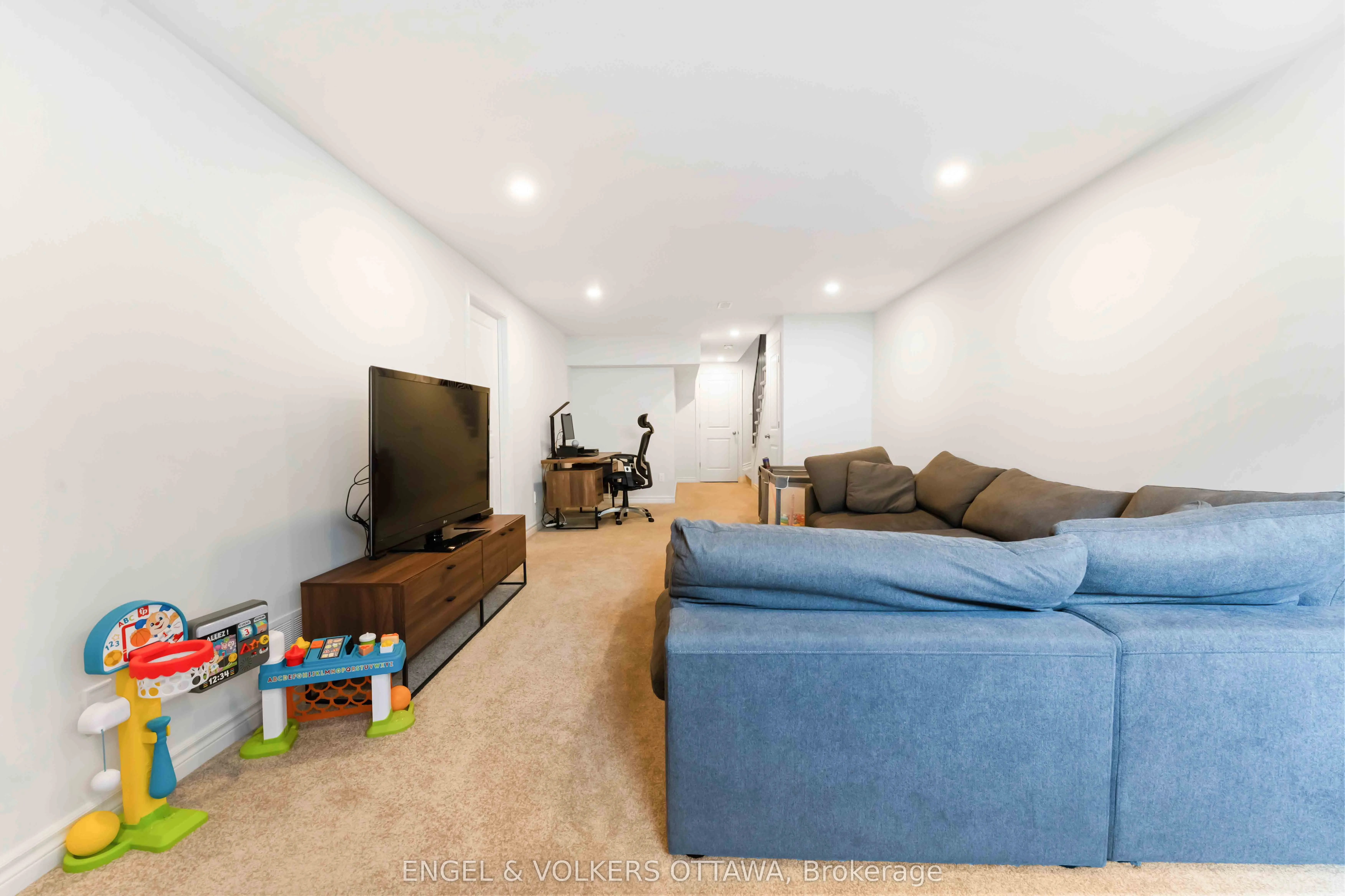 781 Cairn Crescent