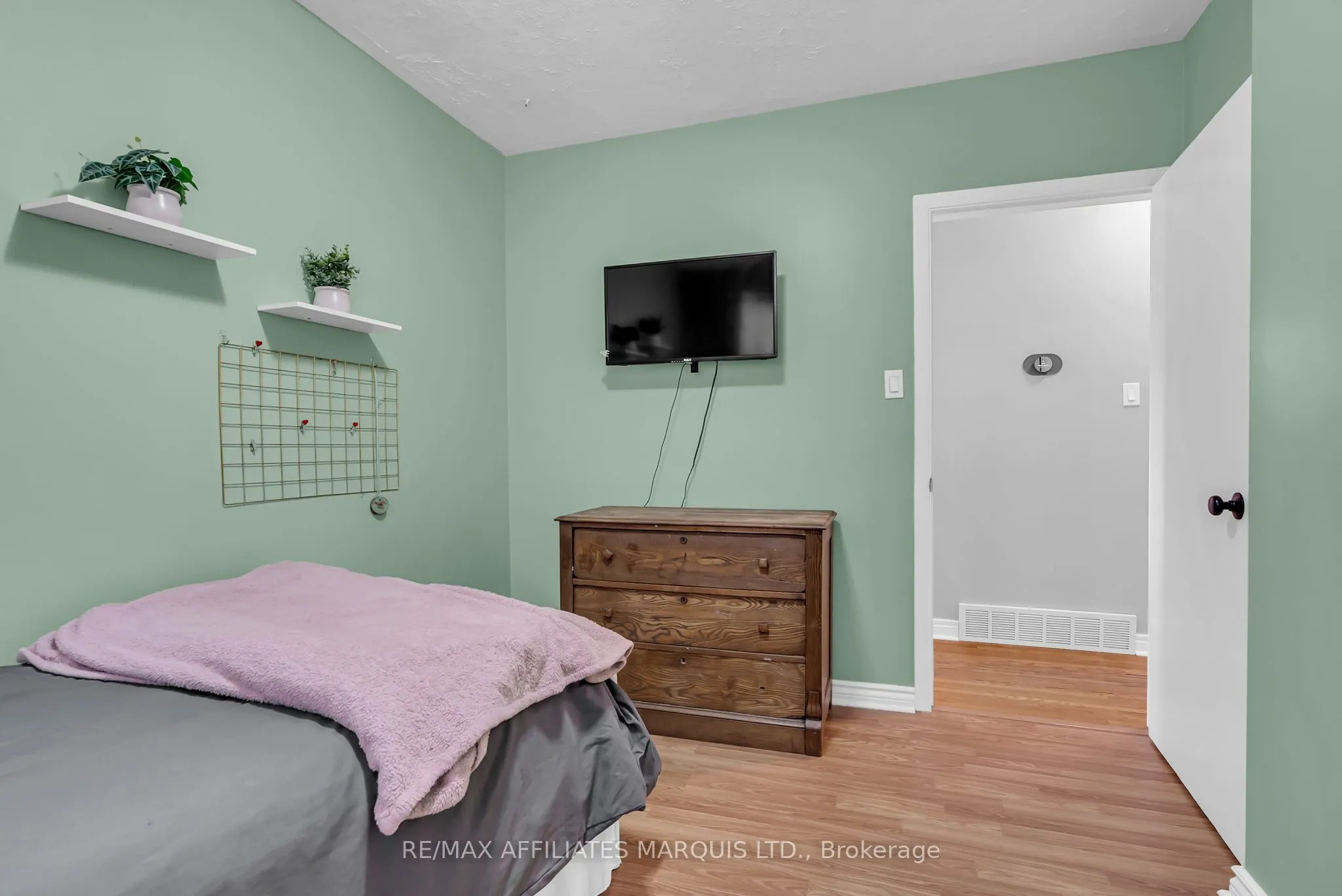220 15th Street W