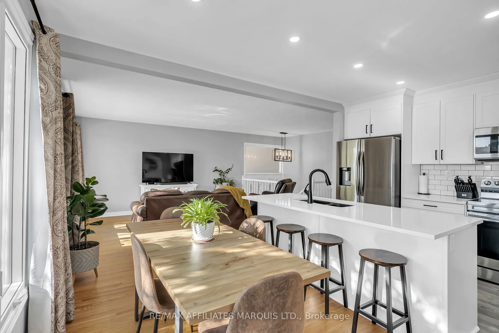 220 15th Street W