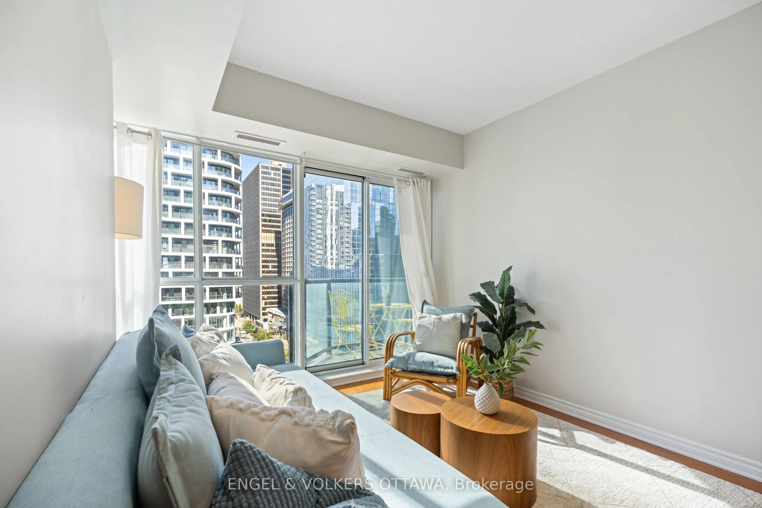 445 Laurier Avenue W, #1403