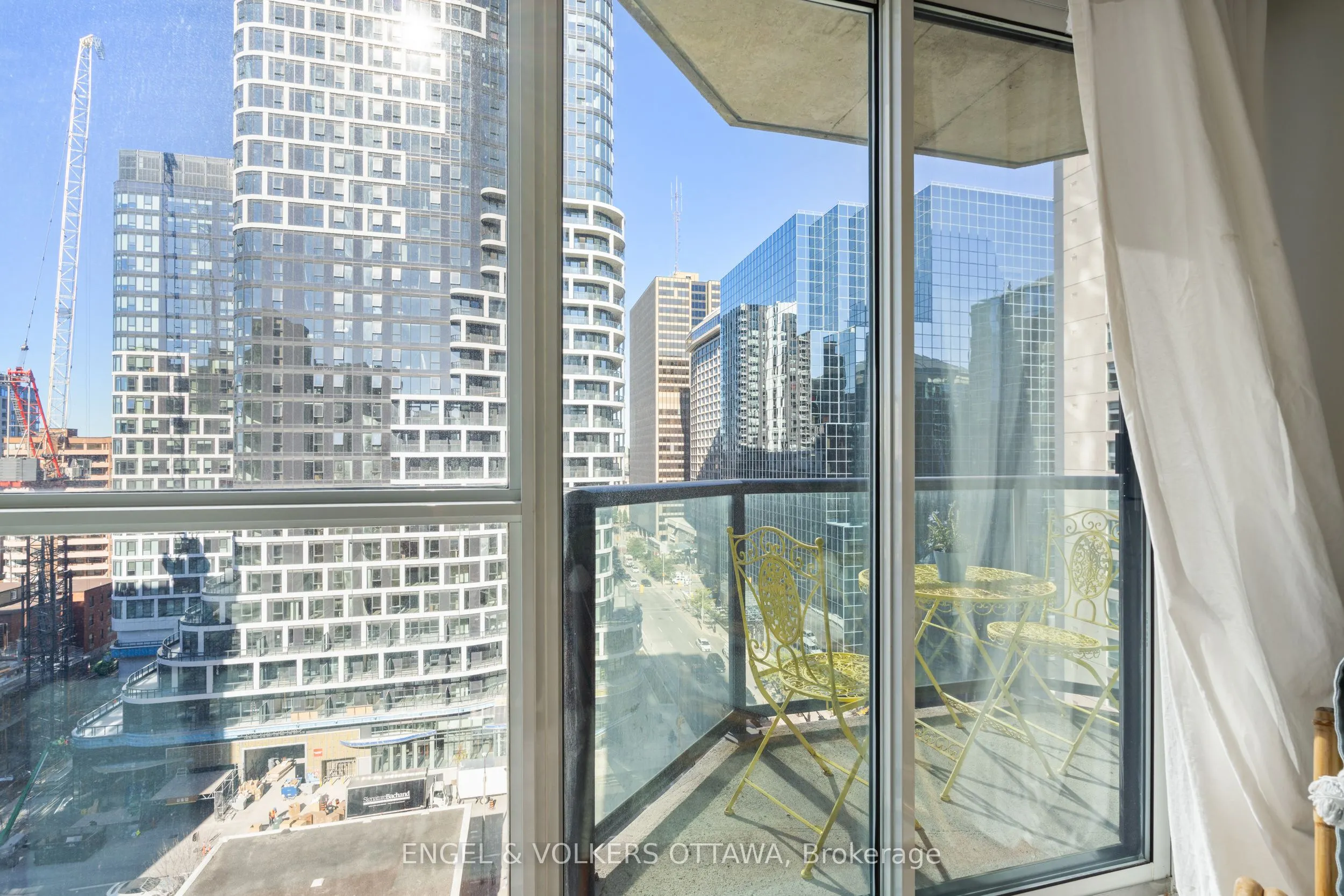 445 Laurier Avenue W, #1403