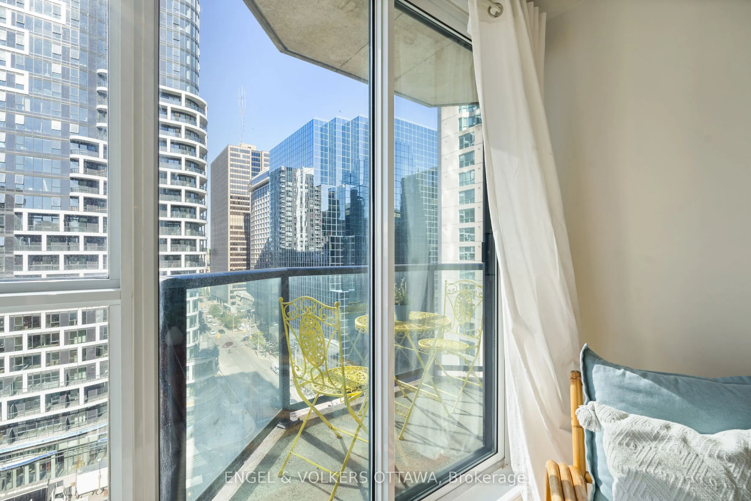 445 Laurier Avenue W, #1403