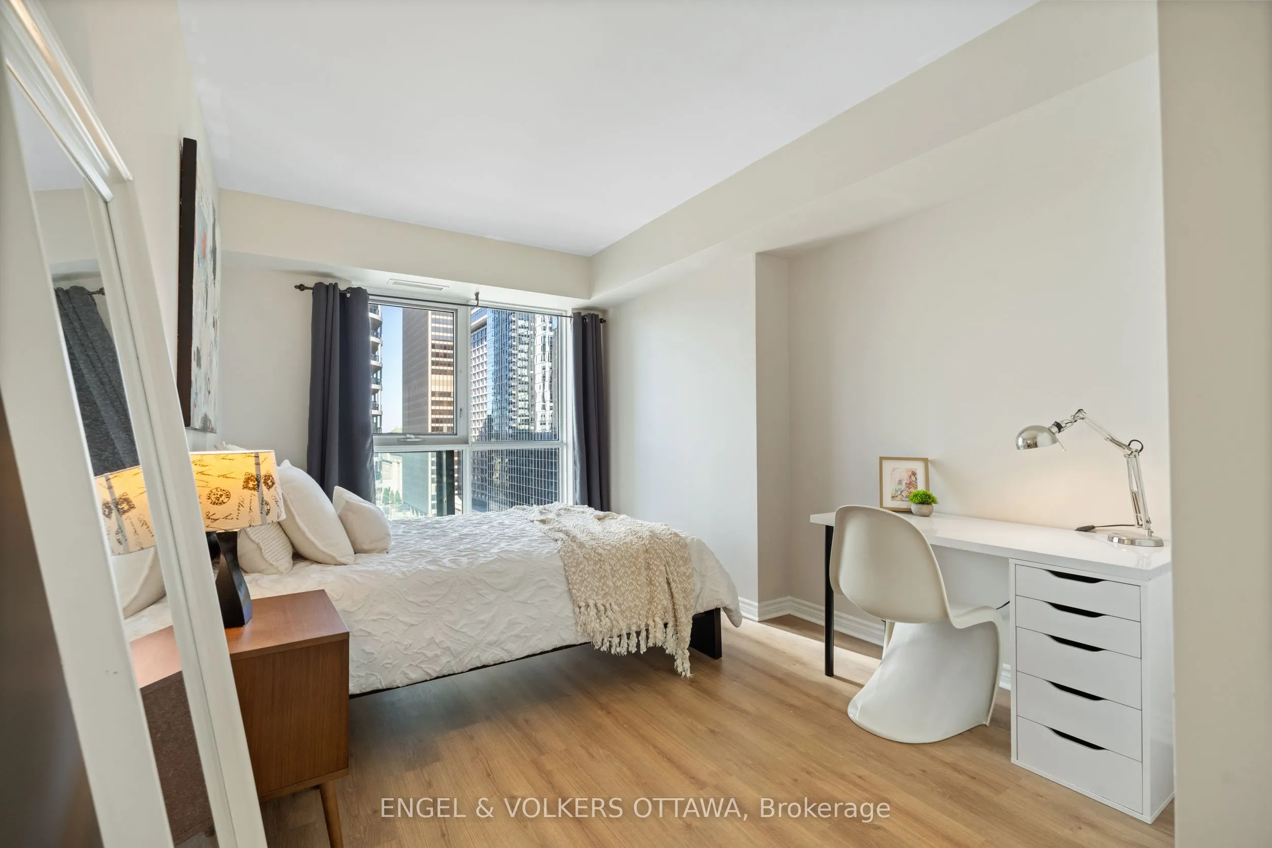 445 Laurier Avenue W, #1403