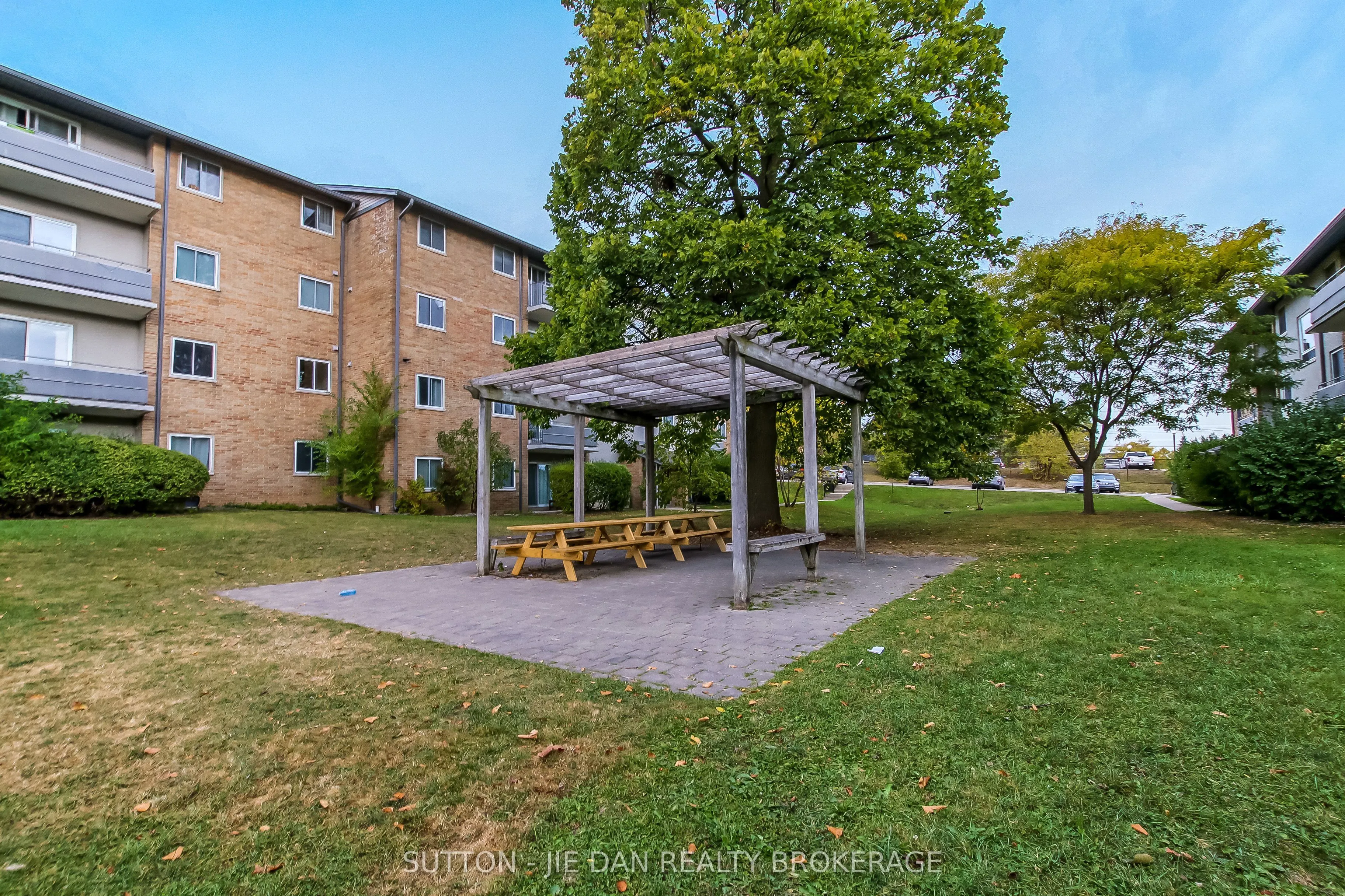 635 WONDERLAND Road S, #11