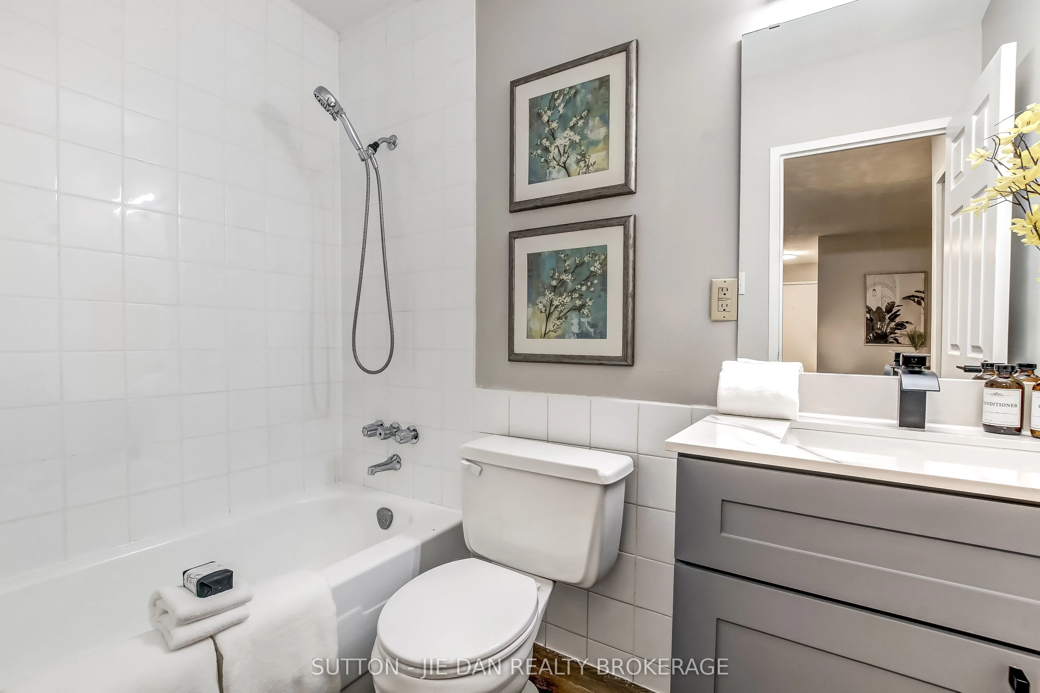 635 WONDERLAND Road S, #11