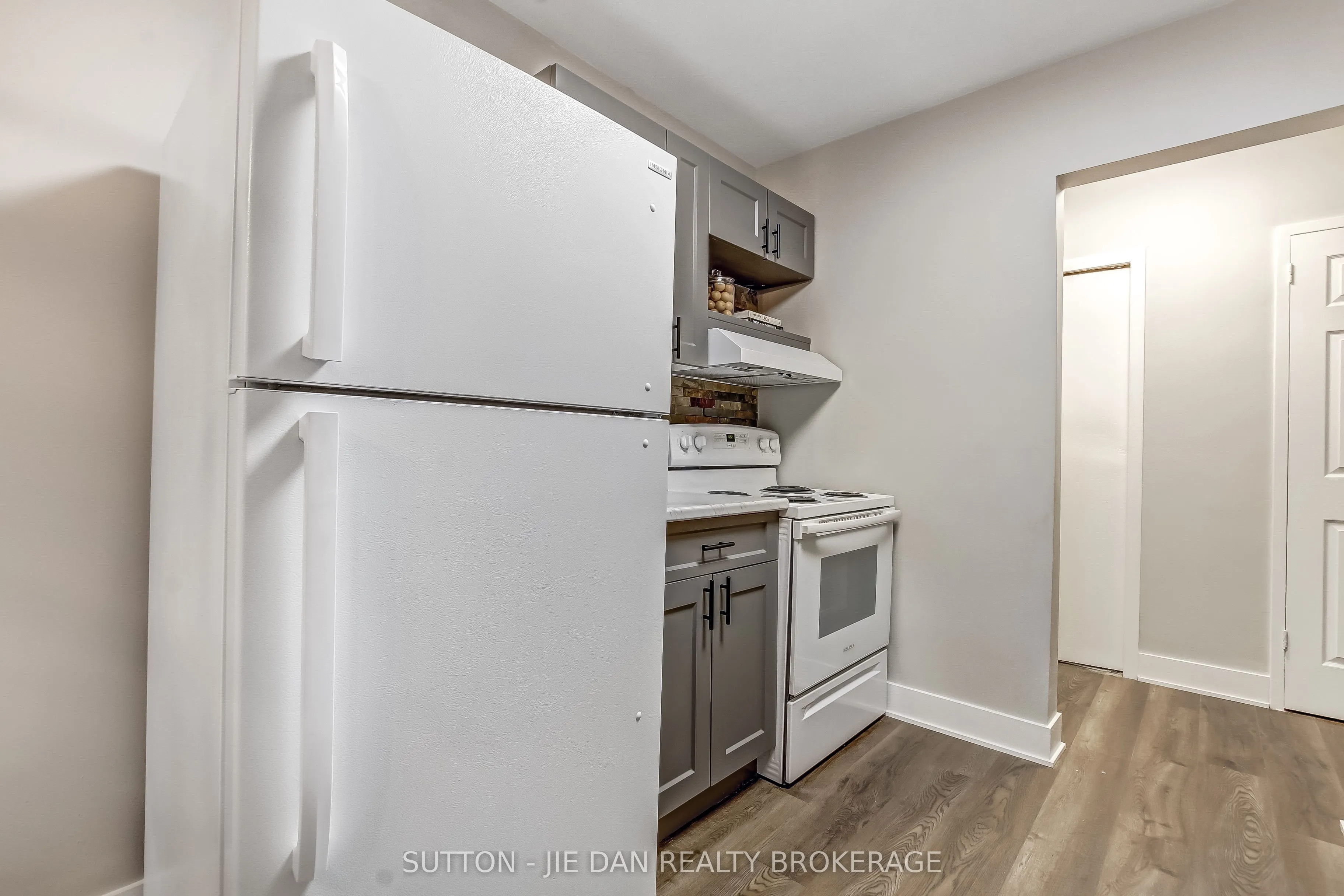 635 WONDERLAND Road S, #11