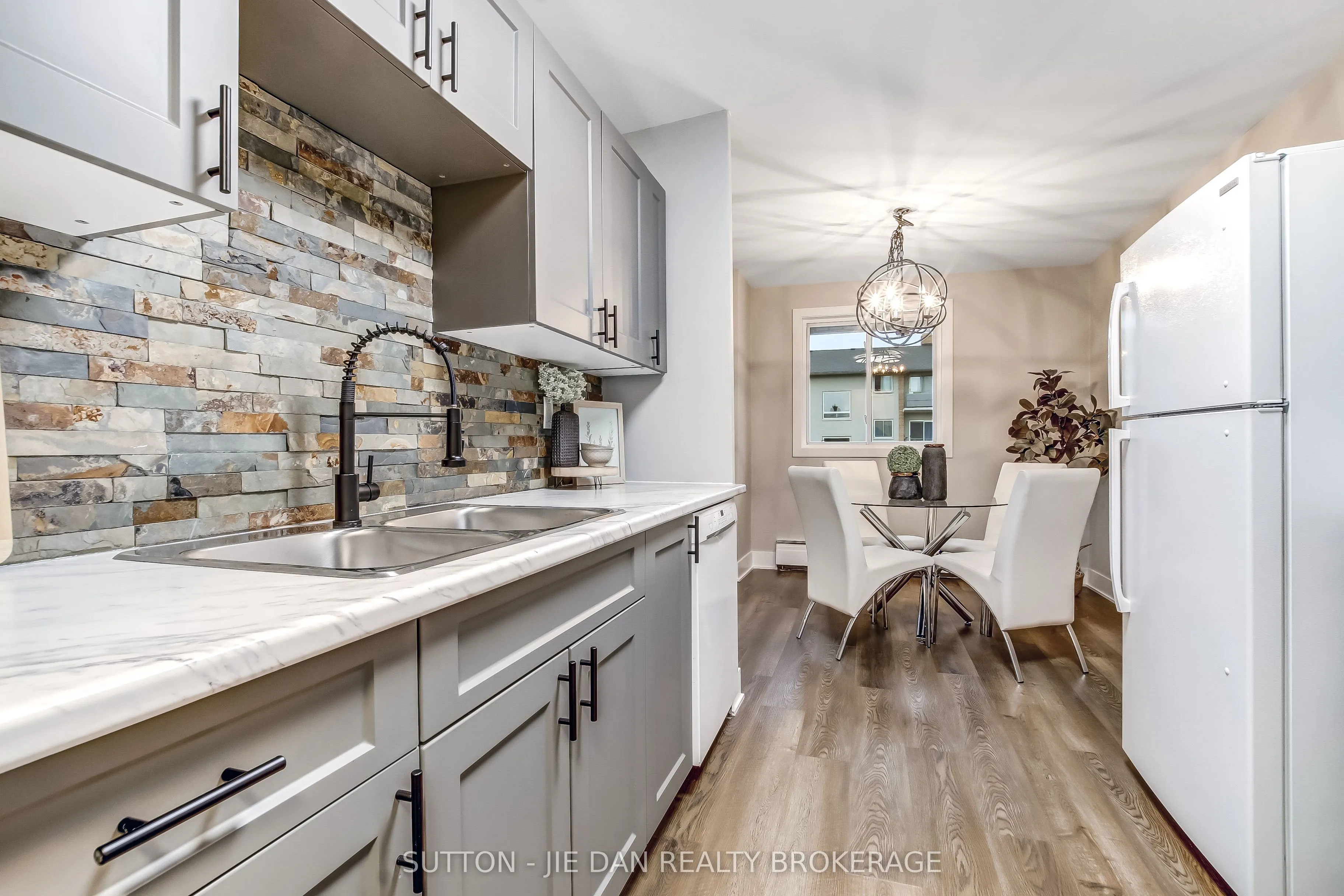 635 WONDERLAND Road S, #11