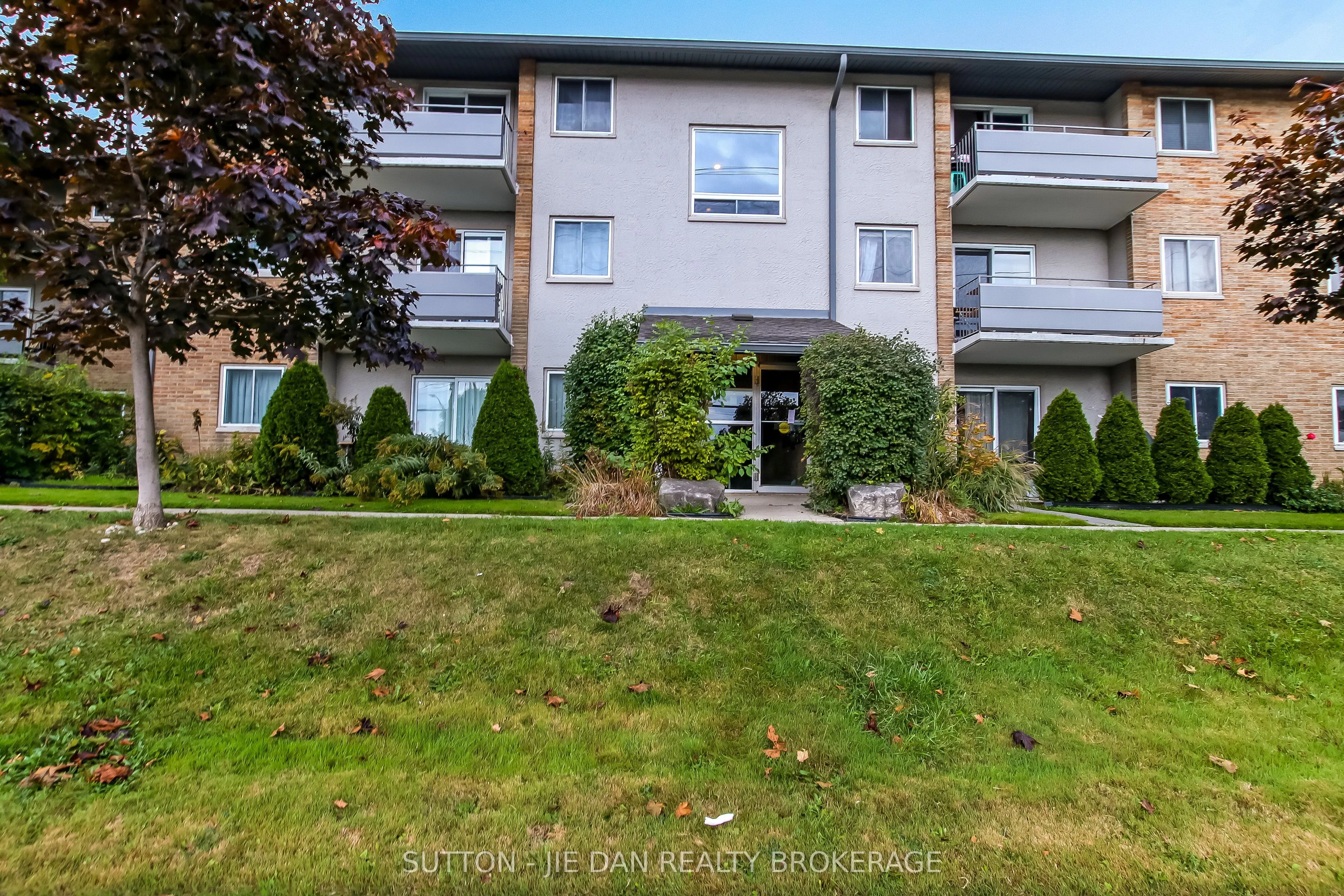 635 WONDERLAND Road S, #11