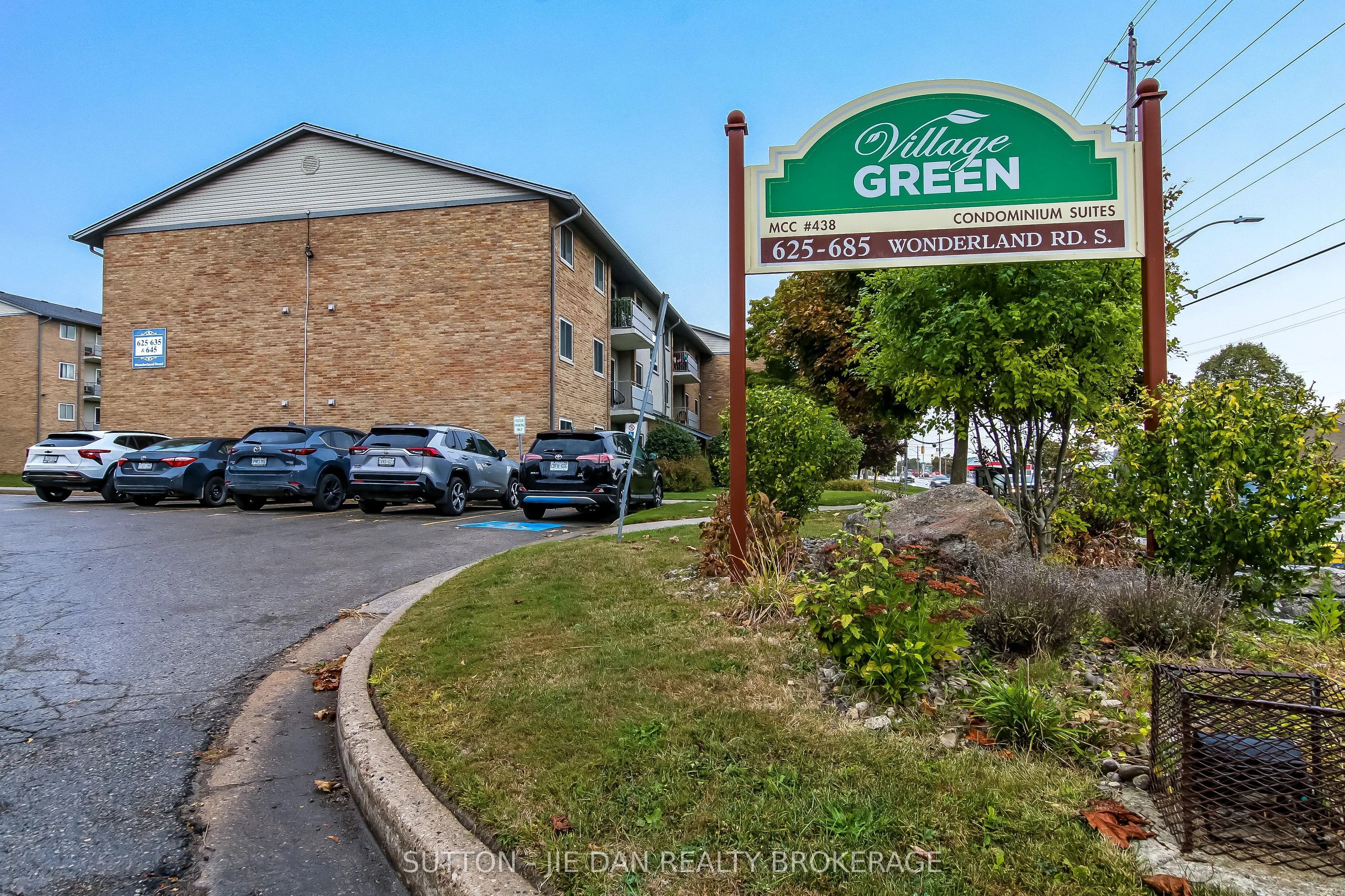 635 WONDERLAND Road S, #11