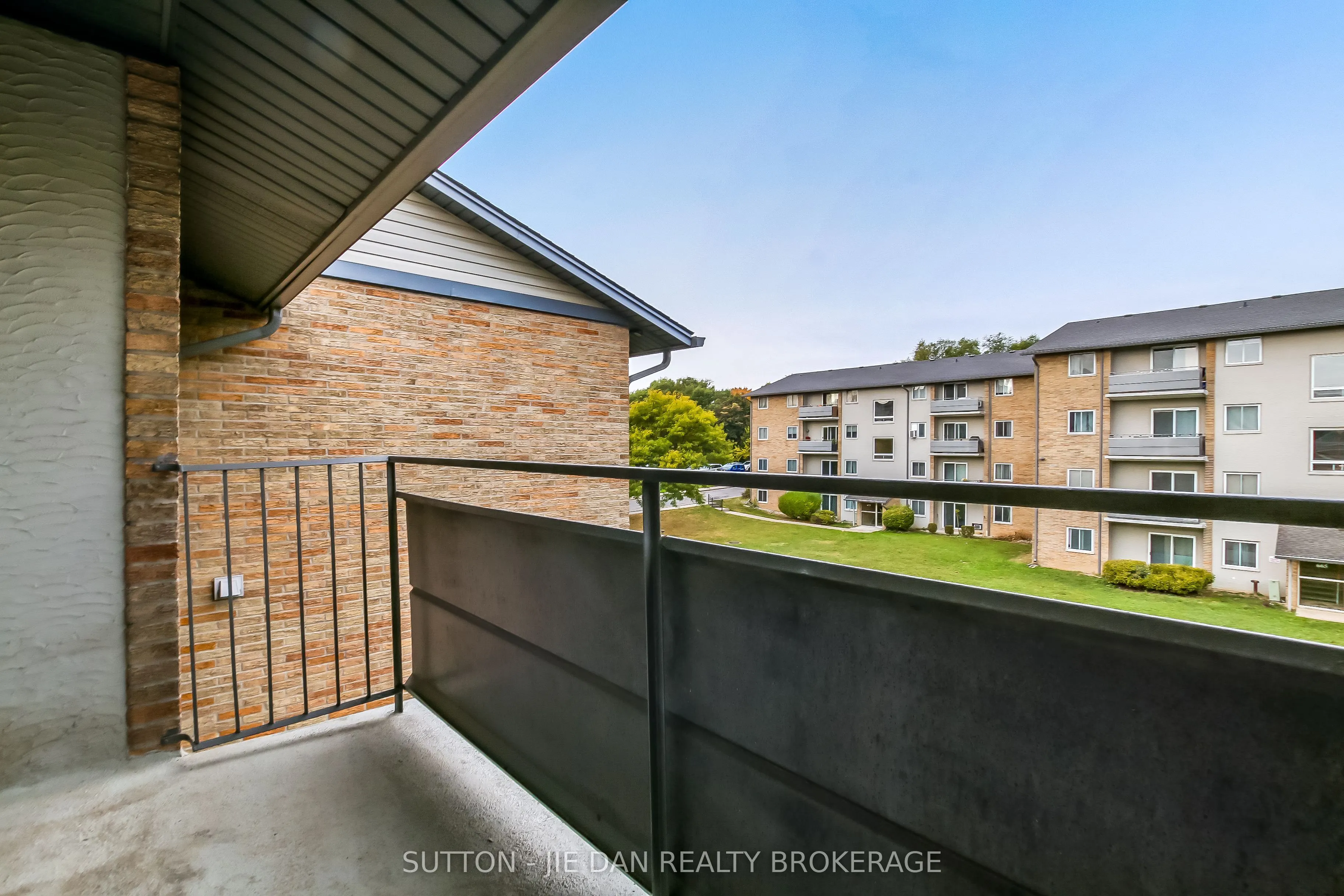 635 WONDERLAND Road S, #11