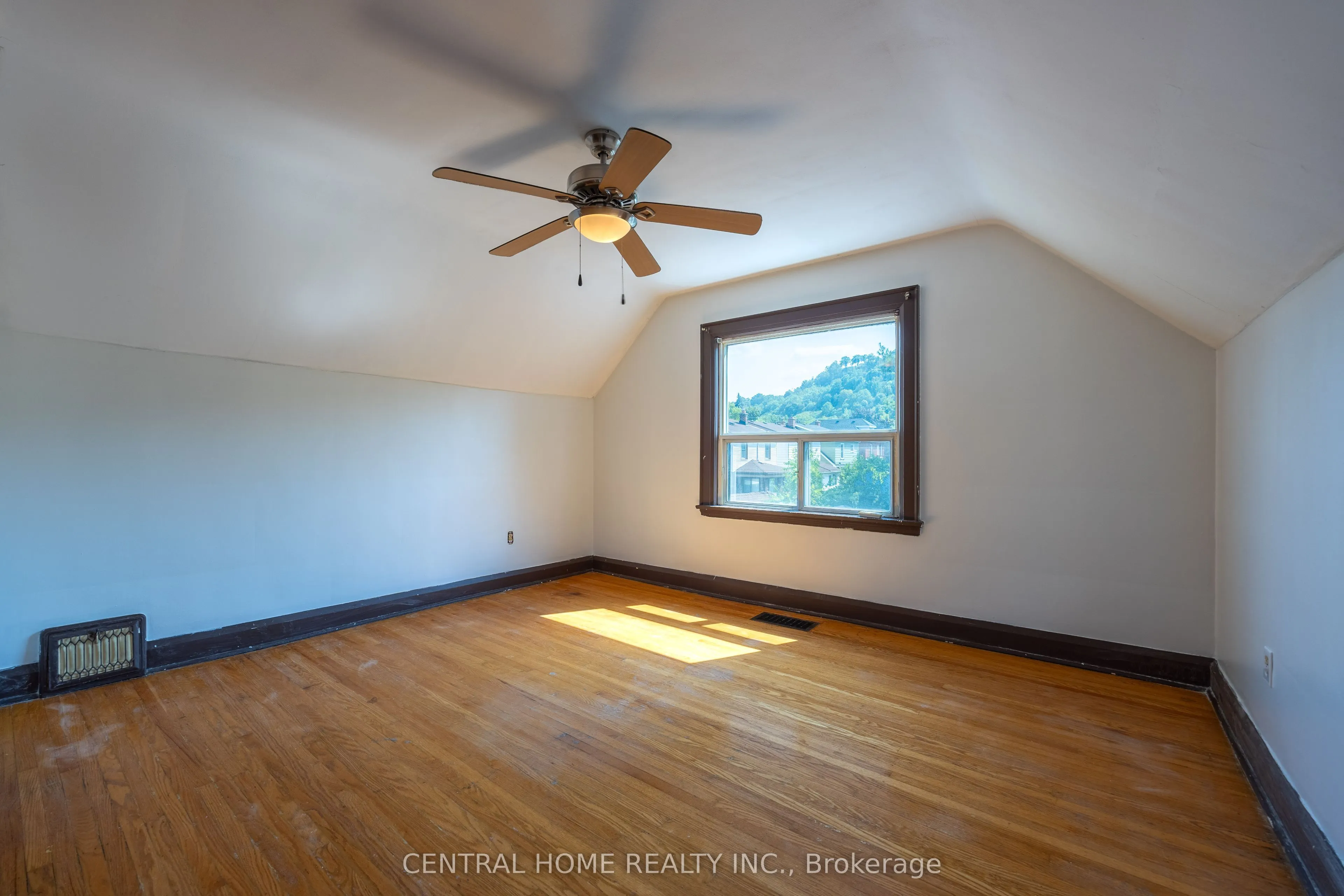 1650 King Street E, #Main