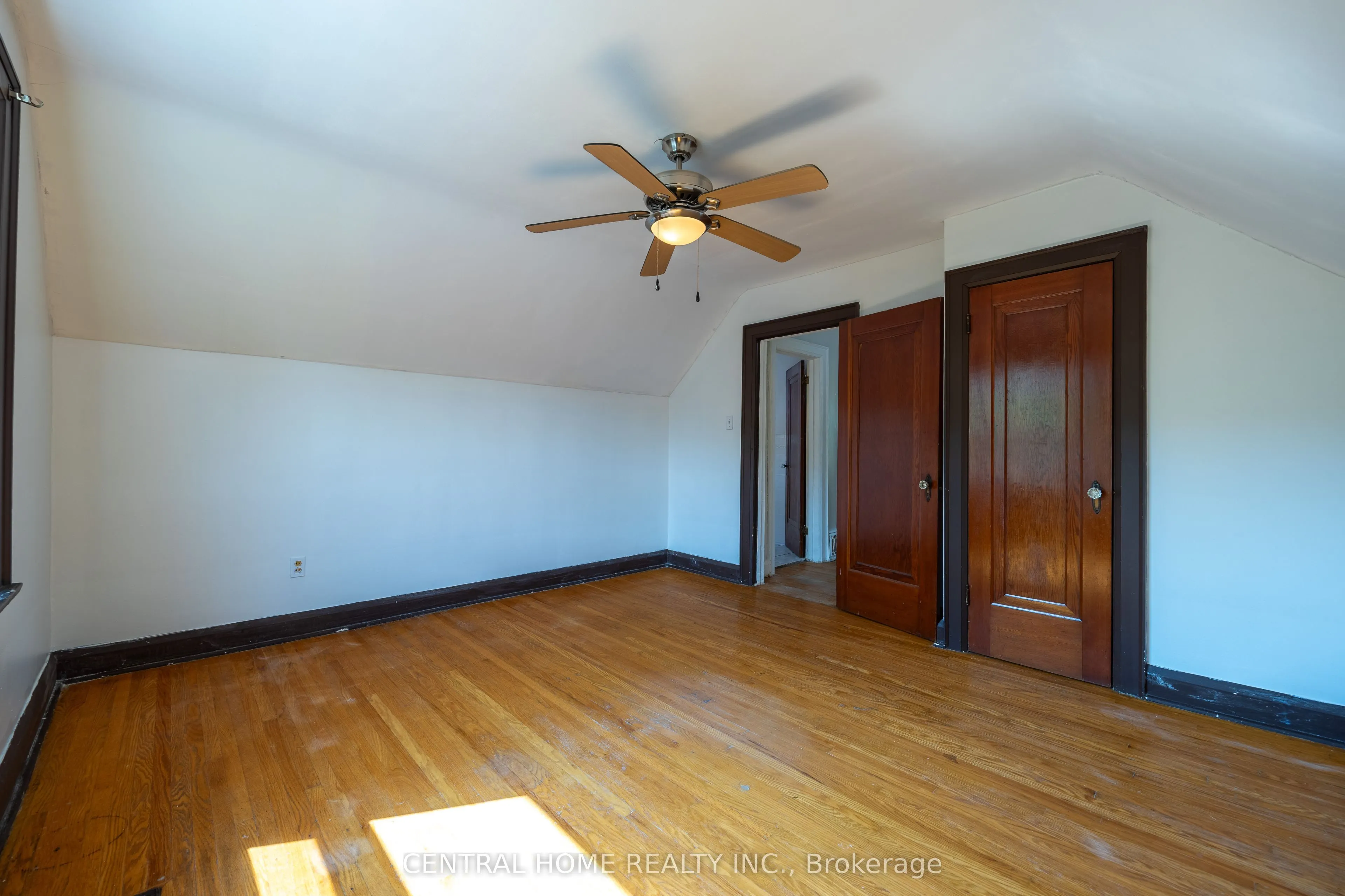 1650 King Street E, #Main