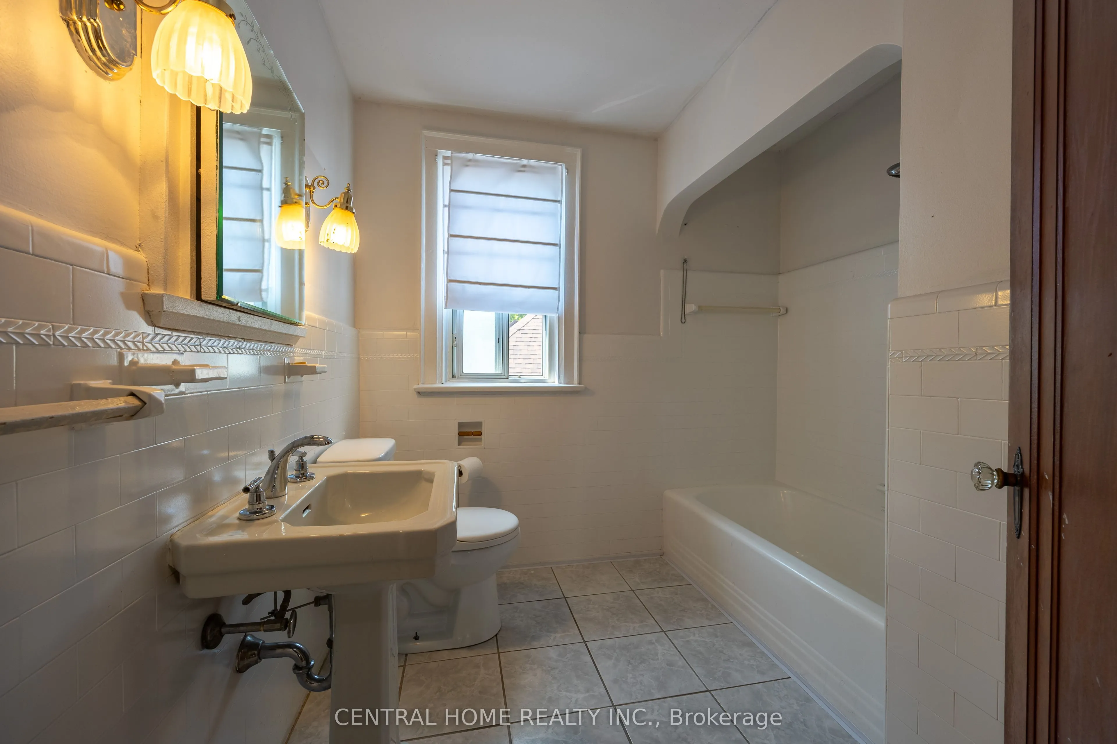 1650 King Street E, #Main