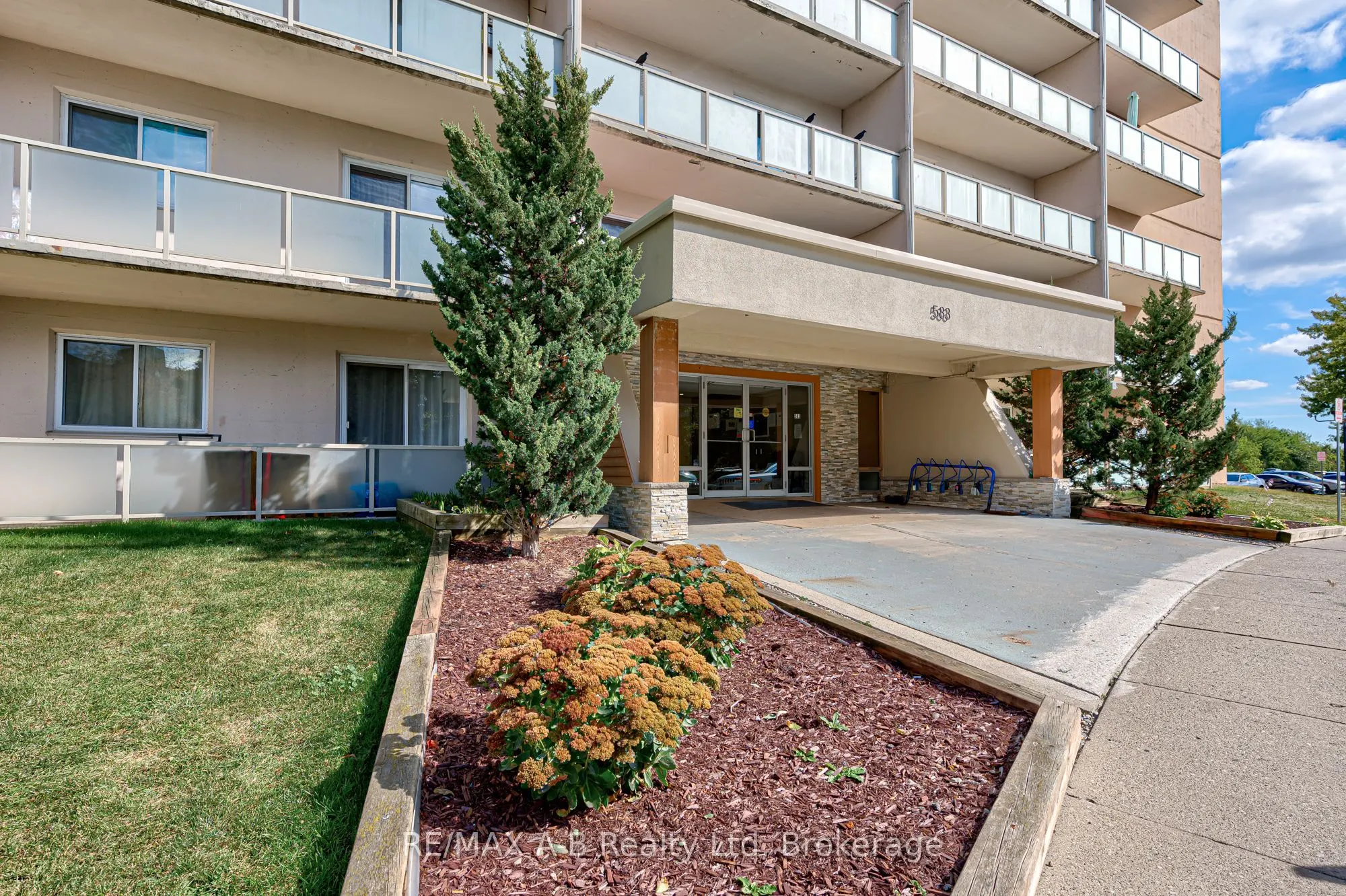 583 Mornington Avenue, #101