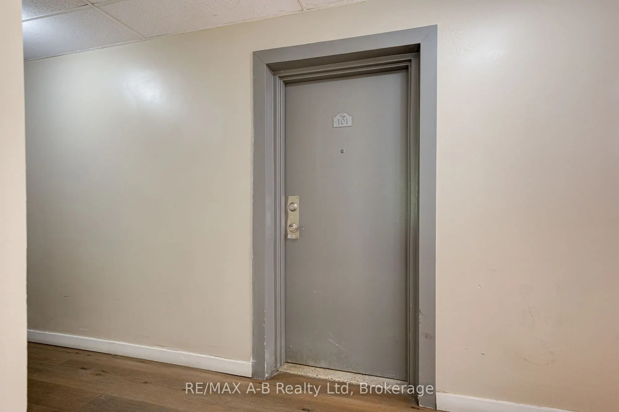 583 Mornington Avenue, #101