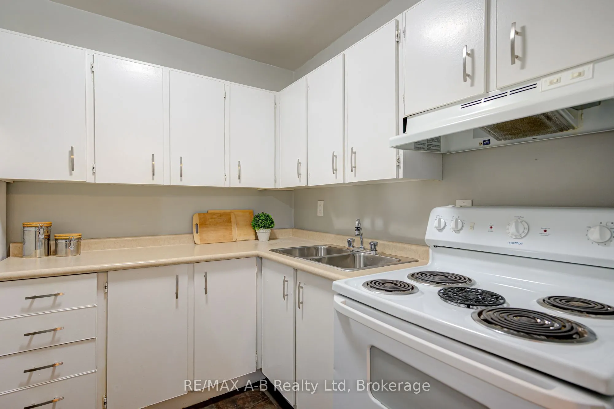 583 Mornington Avenue, #101