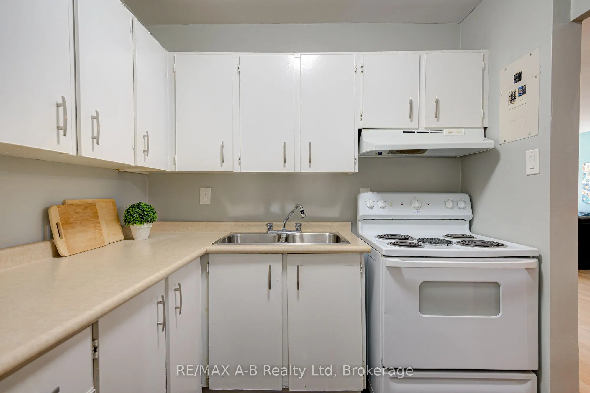 583 Mornington Avenue, #101