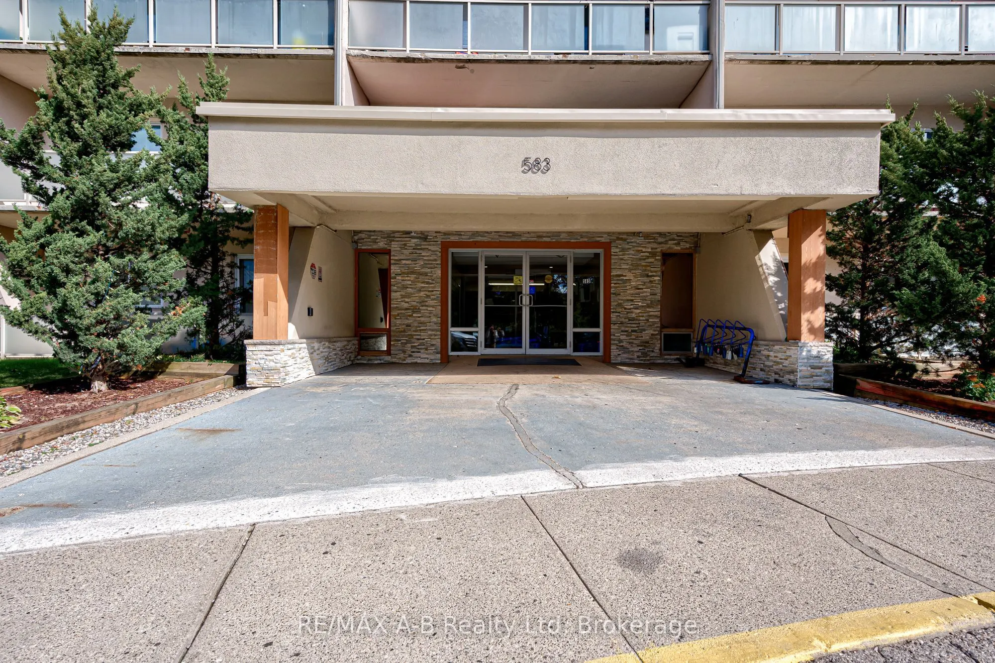 583 Mornington Avenue, #101