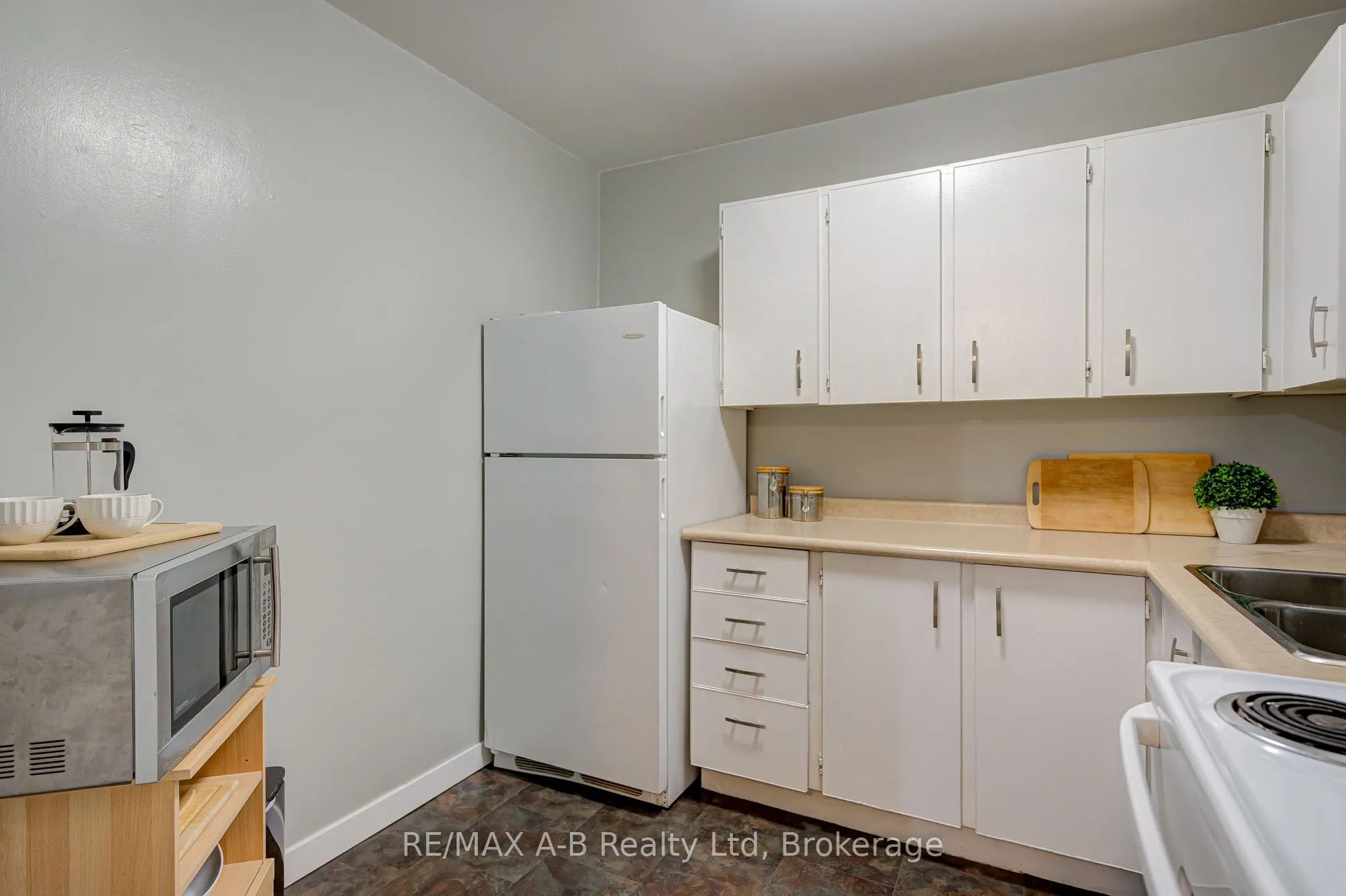 583 Mornington Avenue, #101