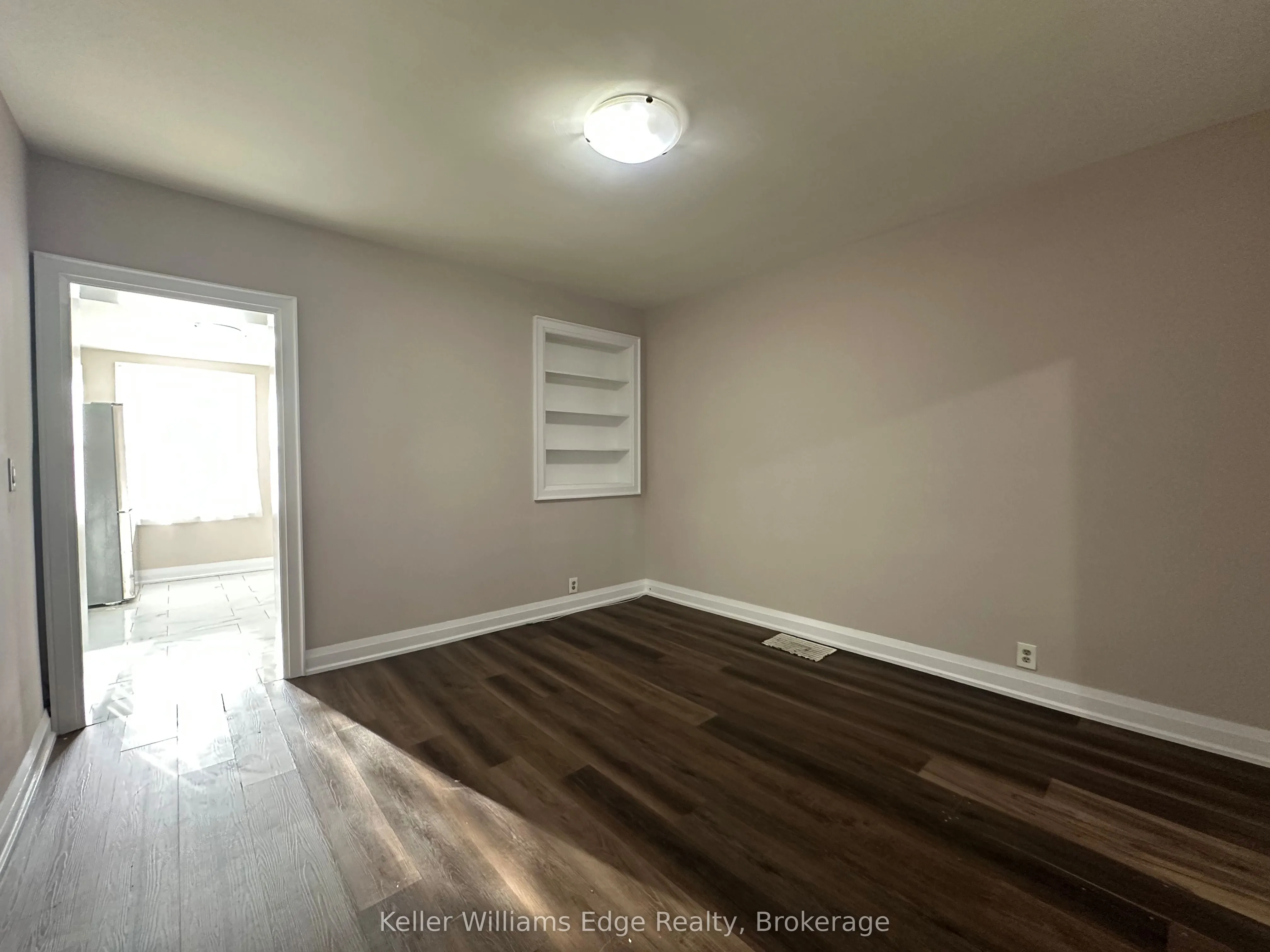 104 Rosslyn Avenue N, #1
