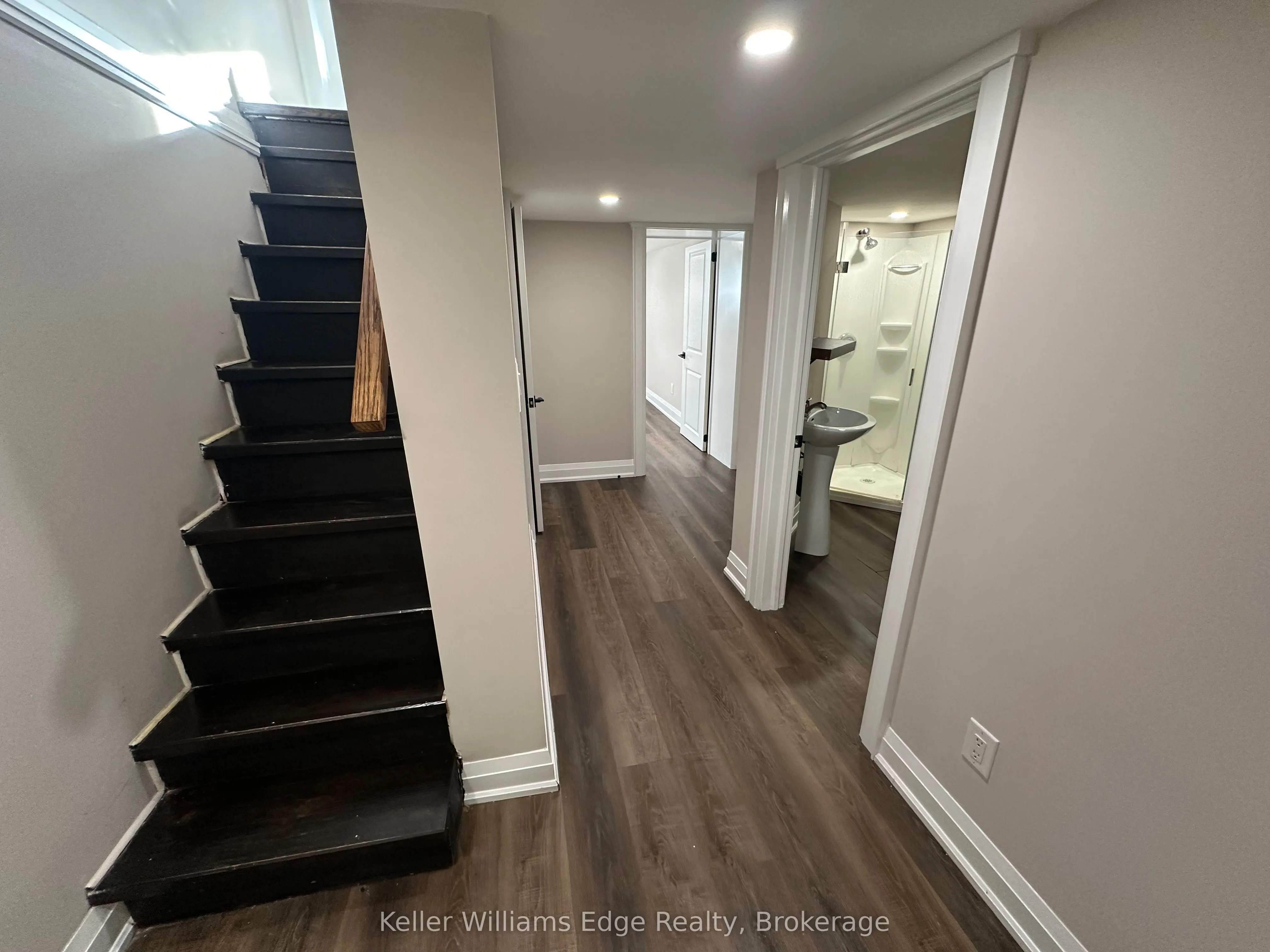 104 Rosslyn Avenue N, #1