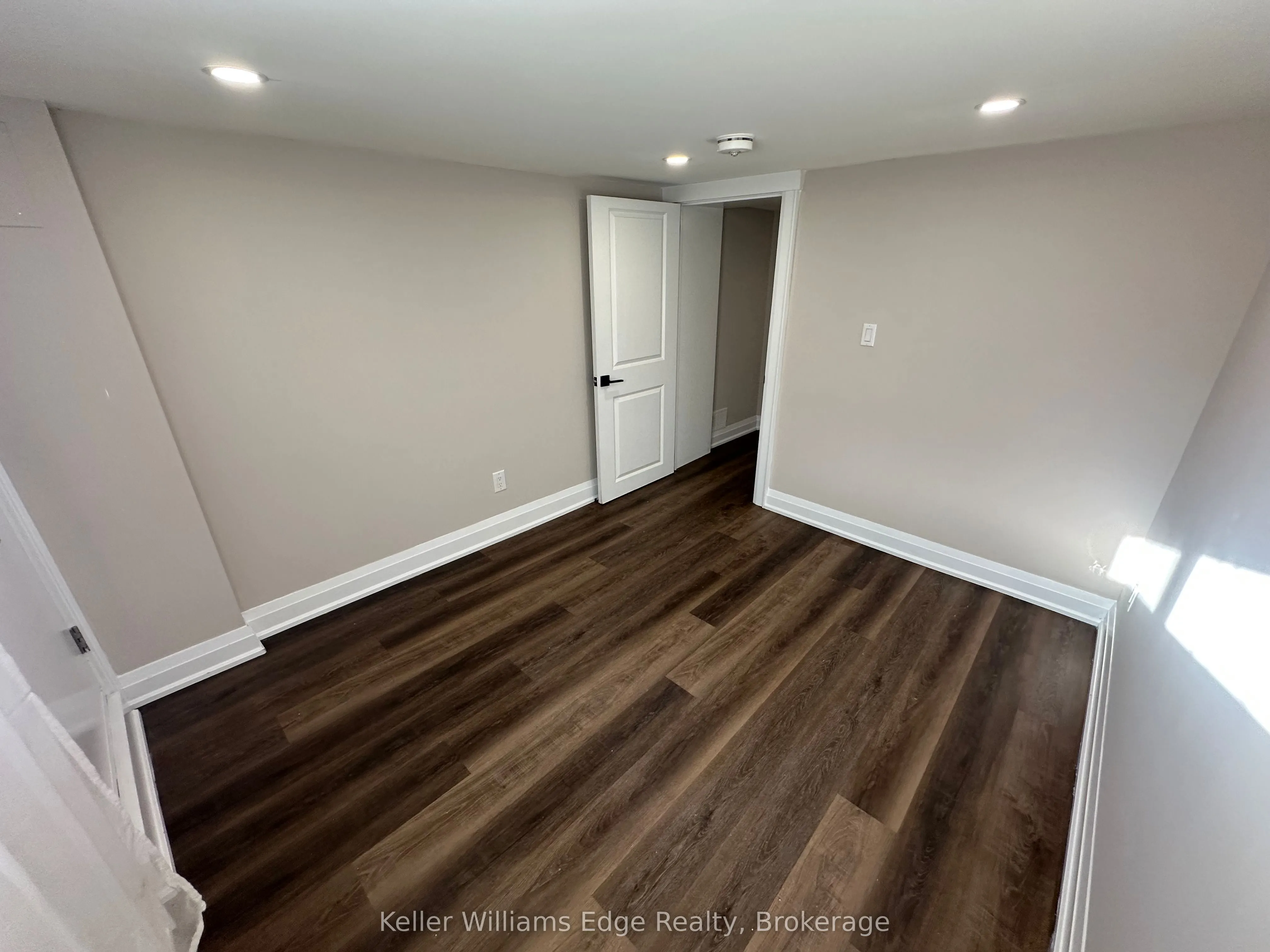 104 Rosslyn Avenue N, #1