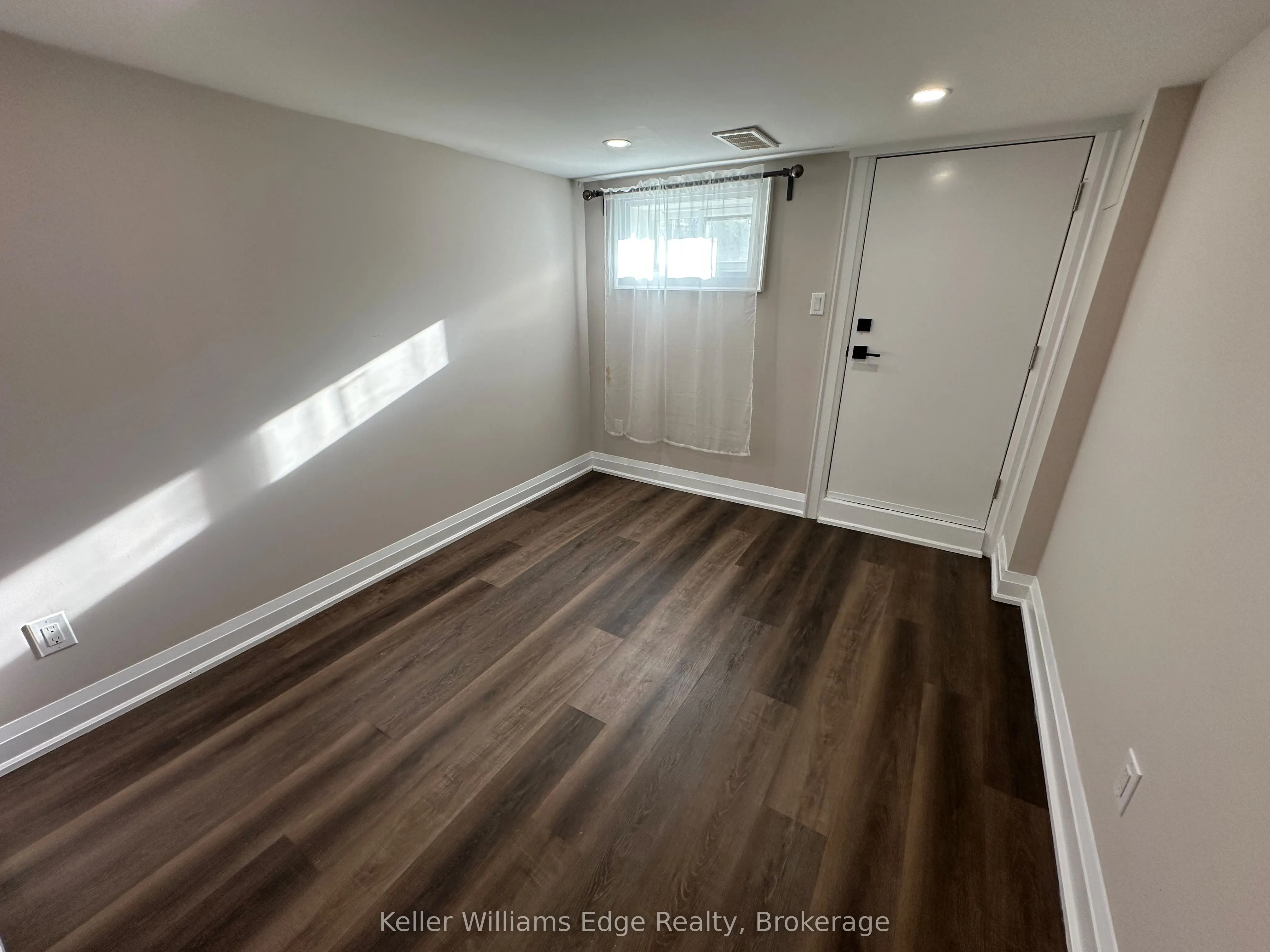 104 Rosslyn Avenue N, #1