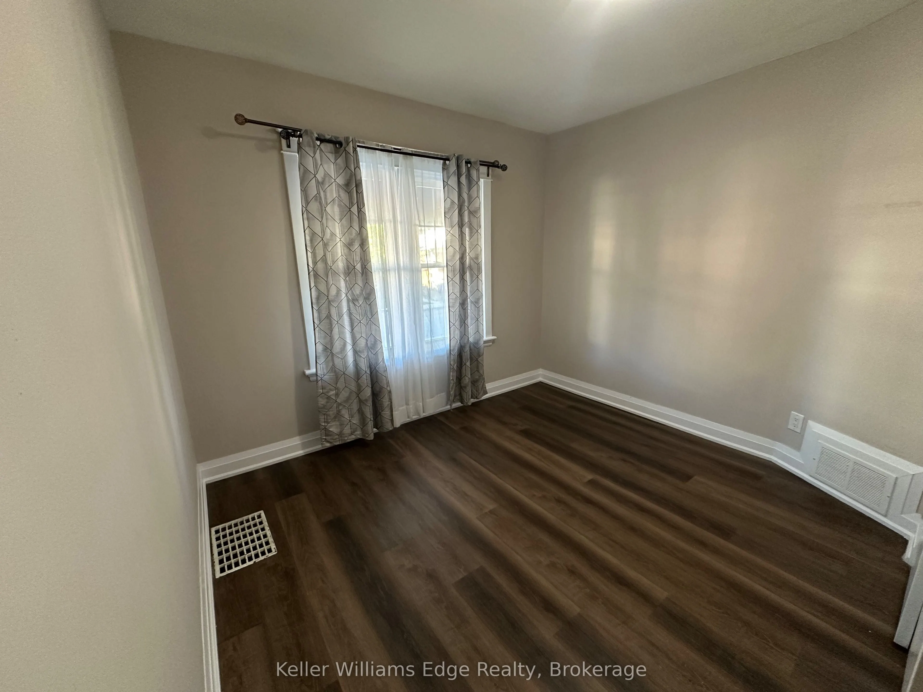 104 Rosslyn Avenue N, #1