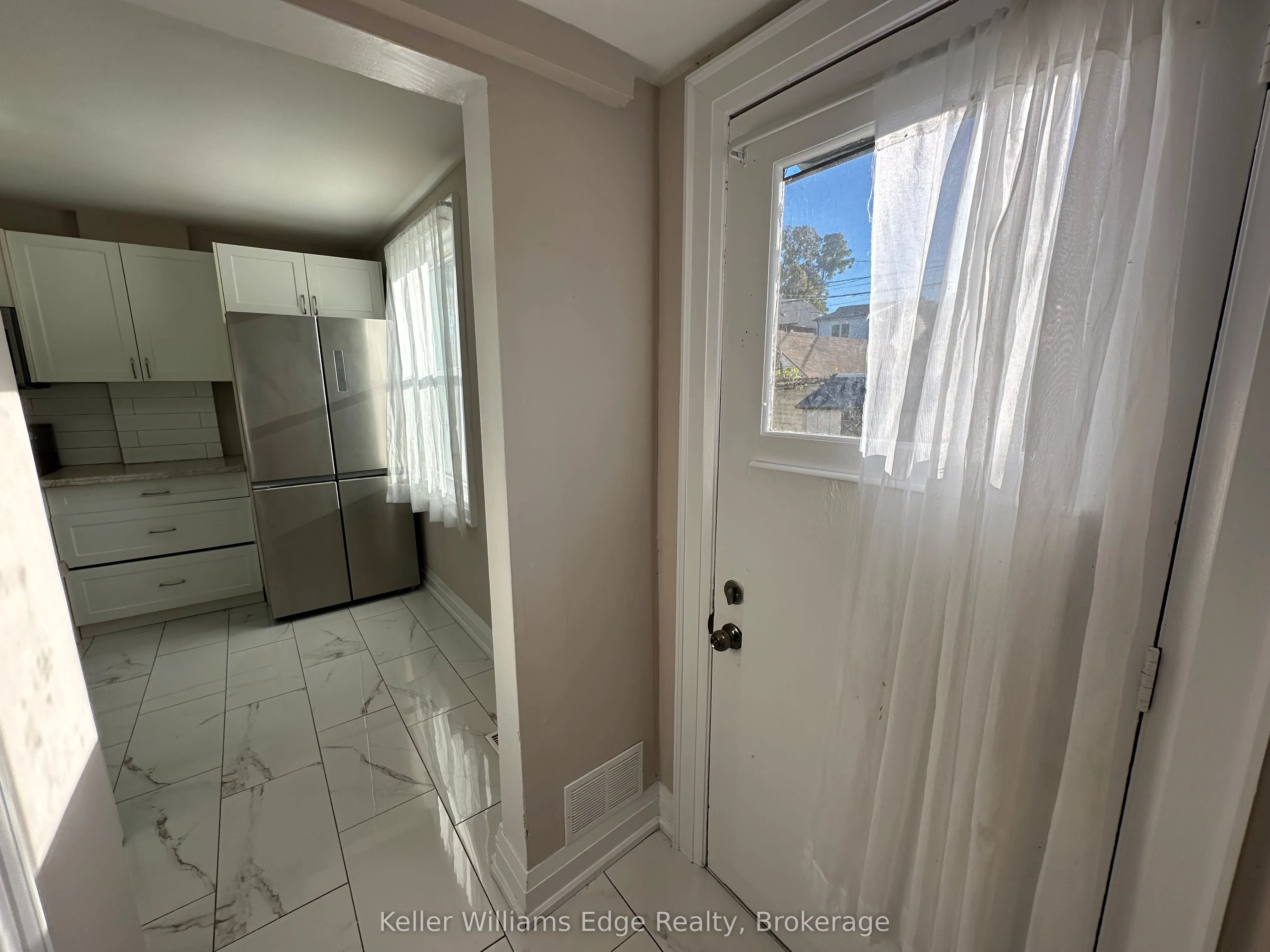 104 Rosslyn Avenue N, #1