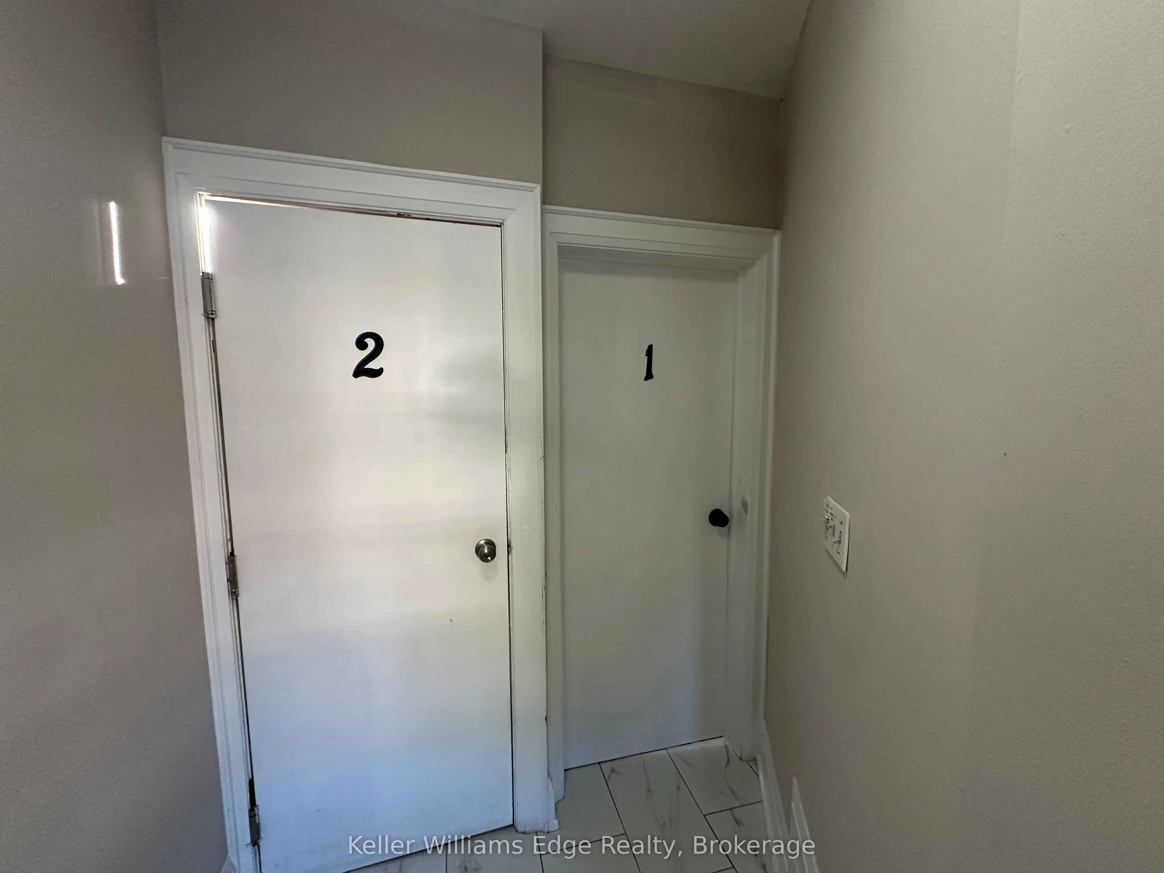 104 Rosslyn Avenue N, #1