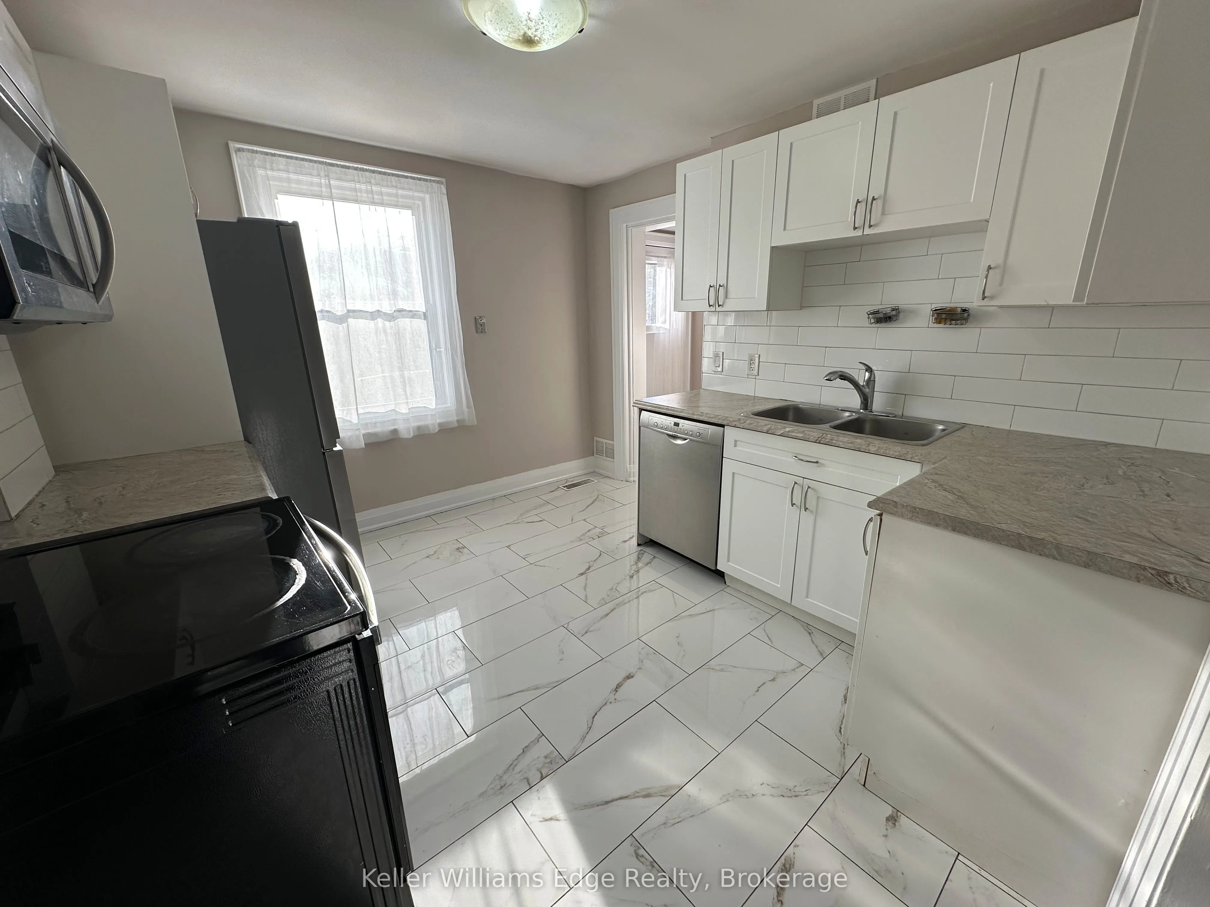 104 Rosslyn Avenue N, #1