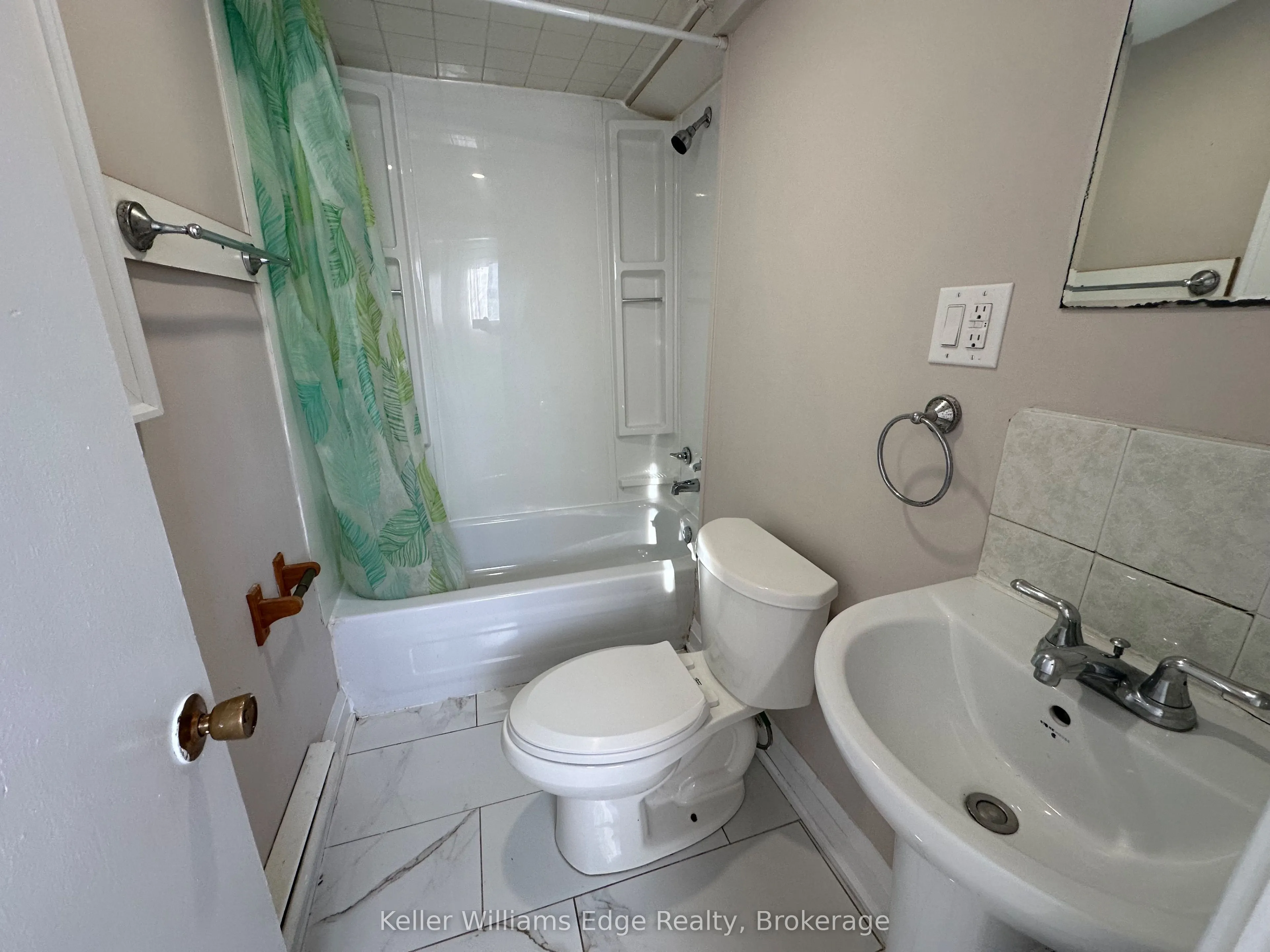 104 Rosslyn Avenue N, #1