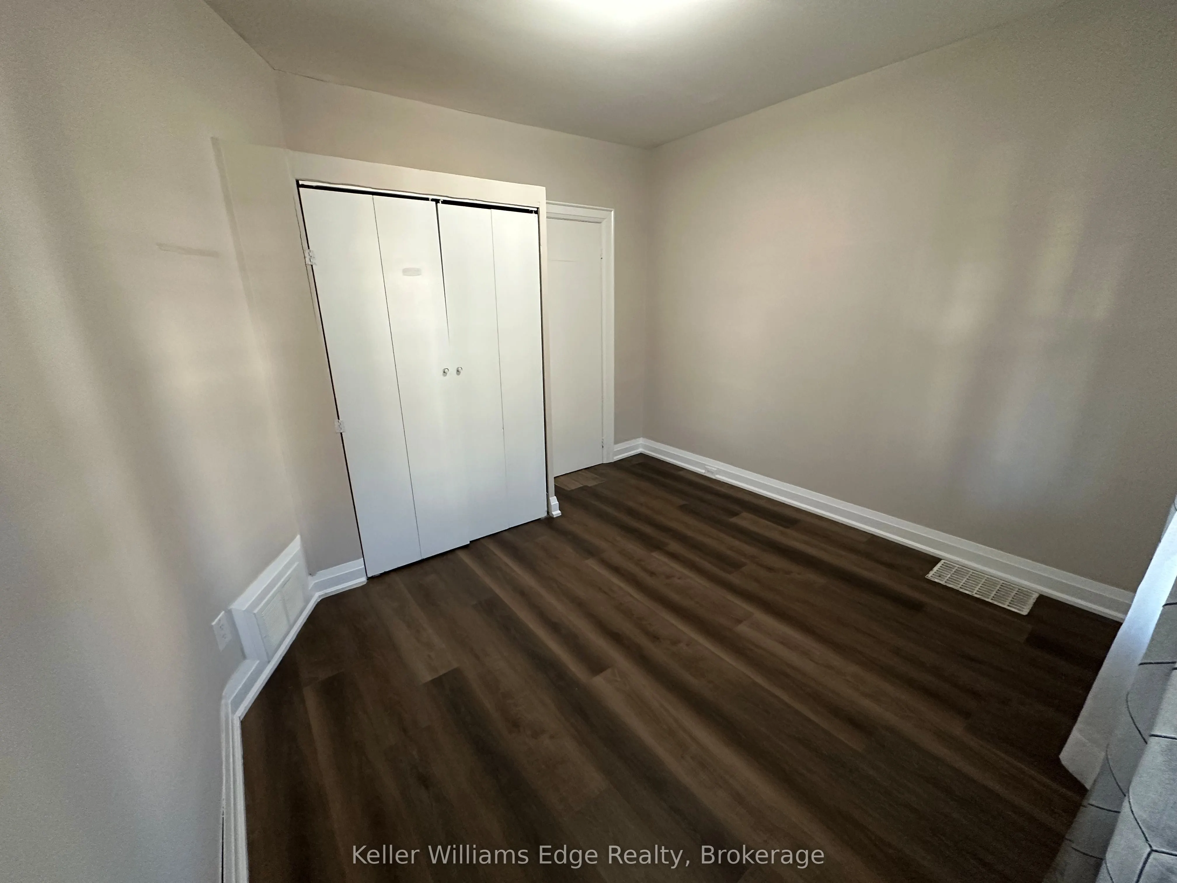 104 Rosslyn Avenue N, #1