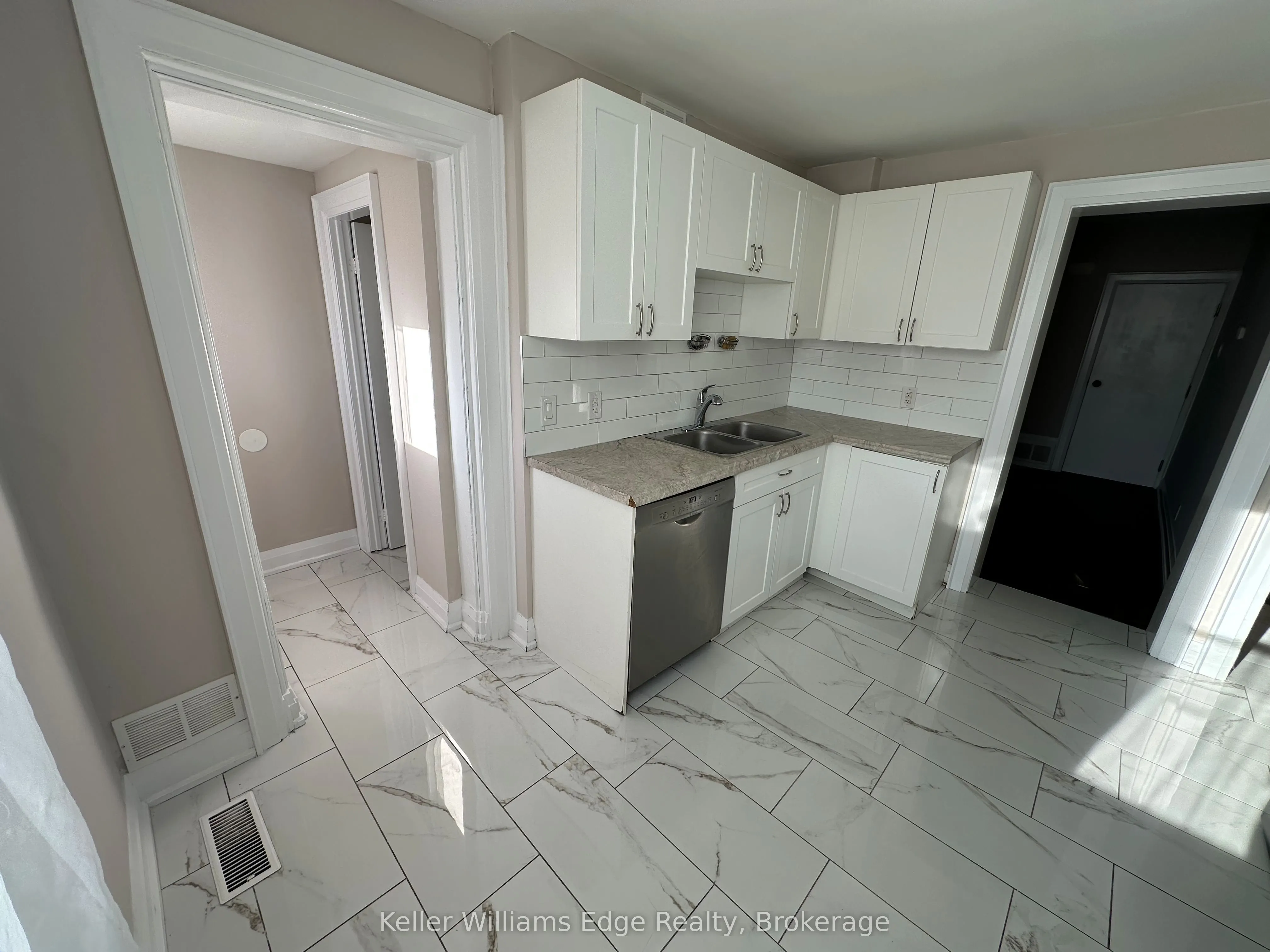 104 Rosslyn Avenue N, #1