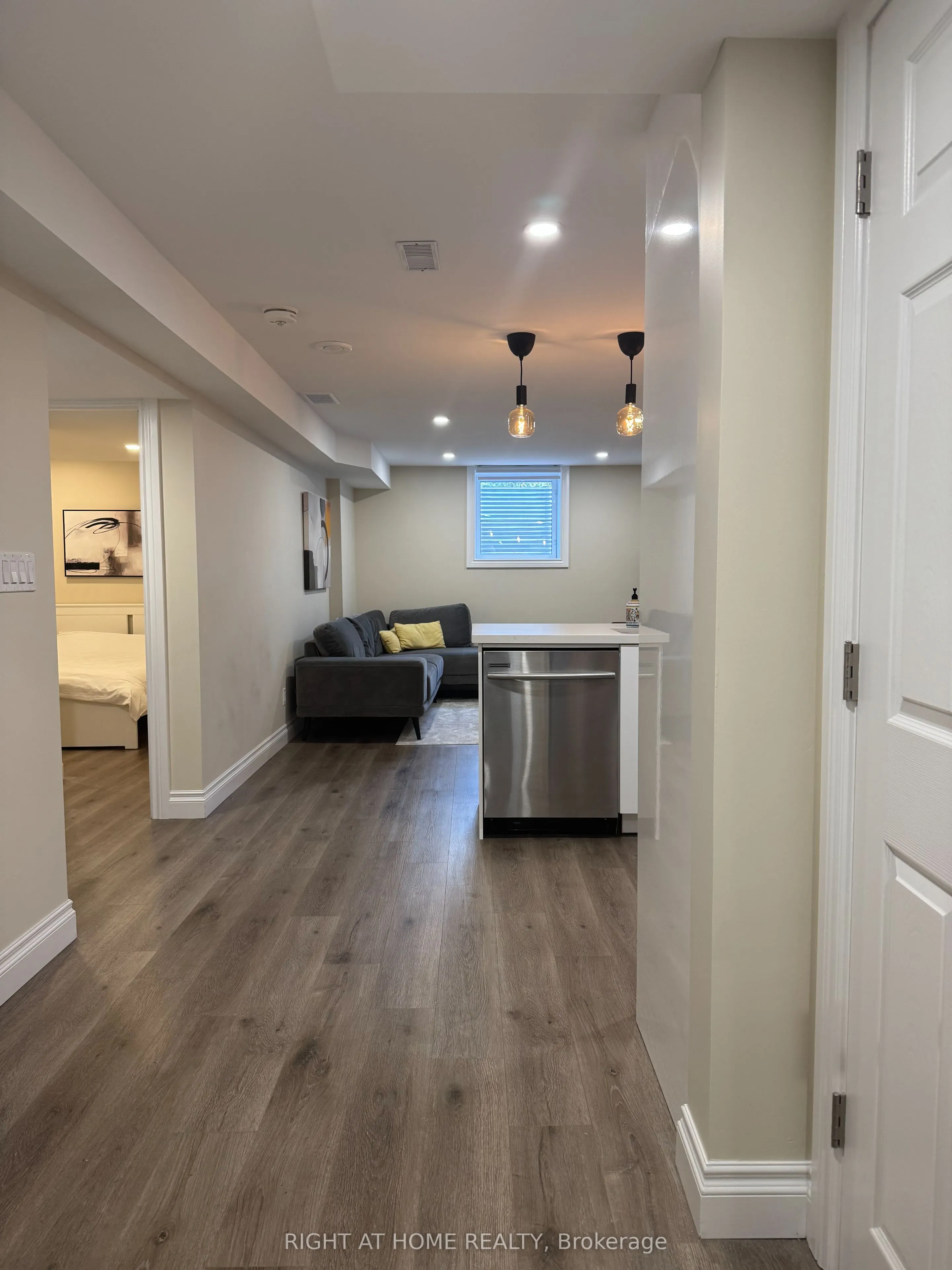 174 CURZON Crescent, #LOWER