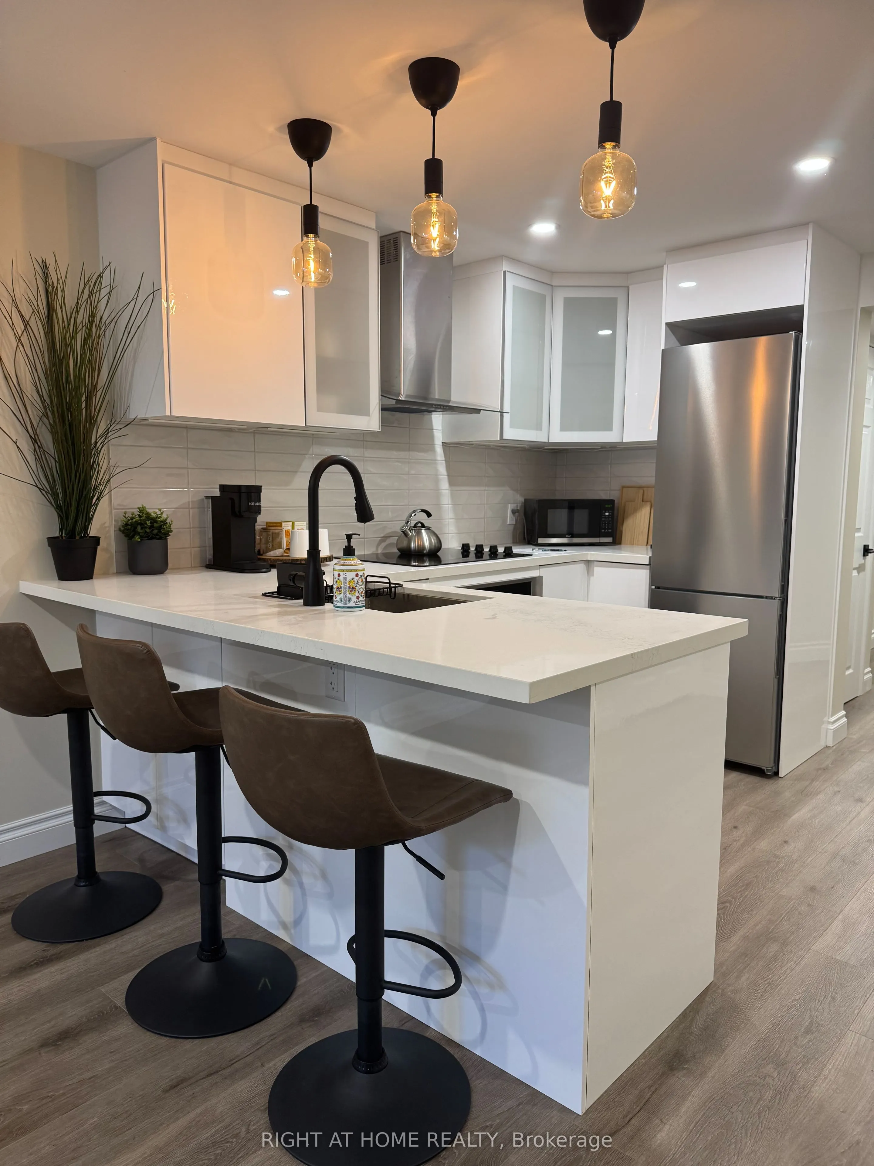 174 CURZON Crescent, #LOWER