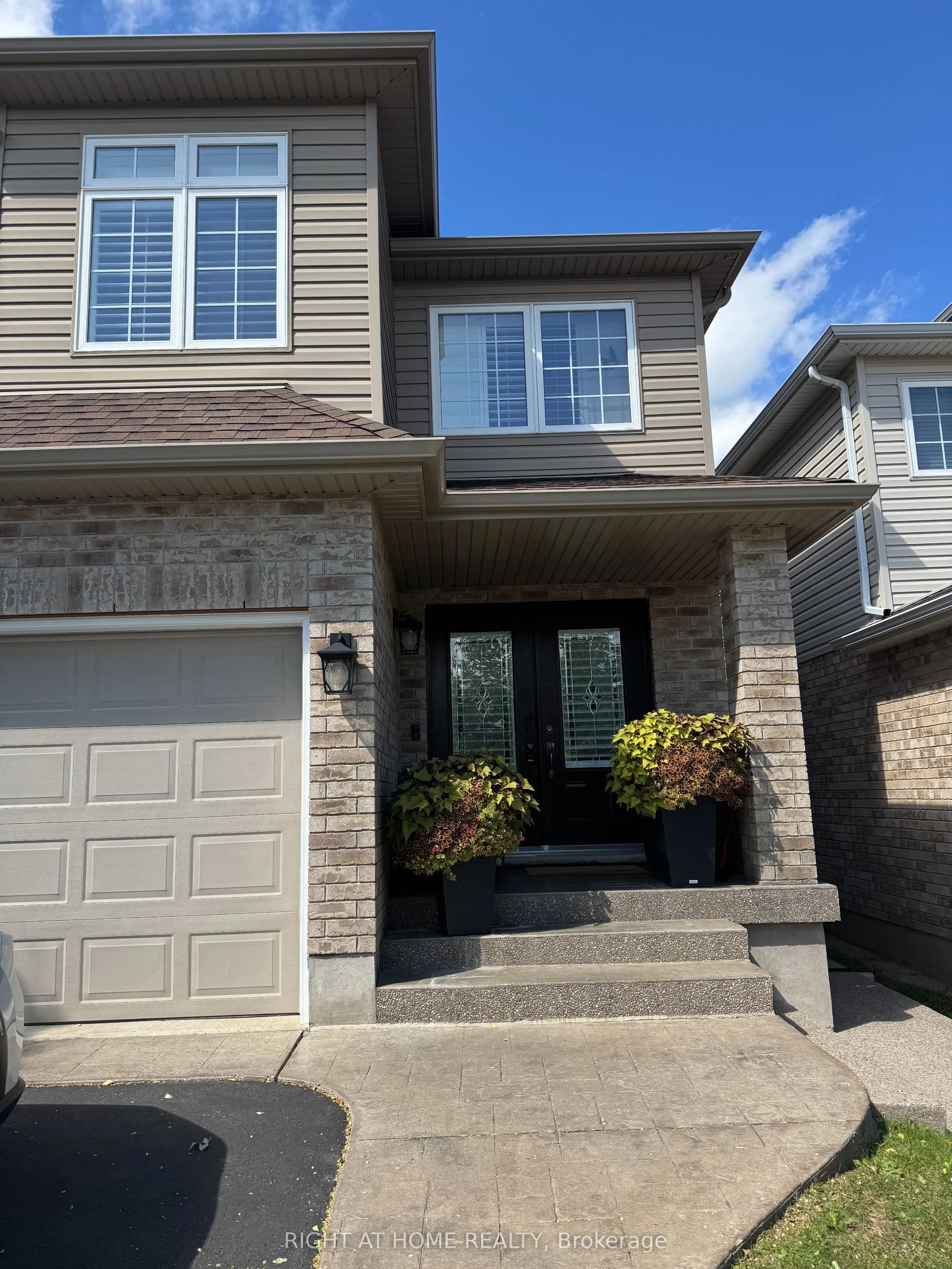 174 CURZON Crescent, #LOWER