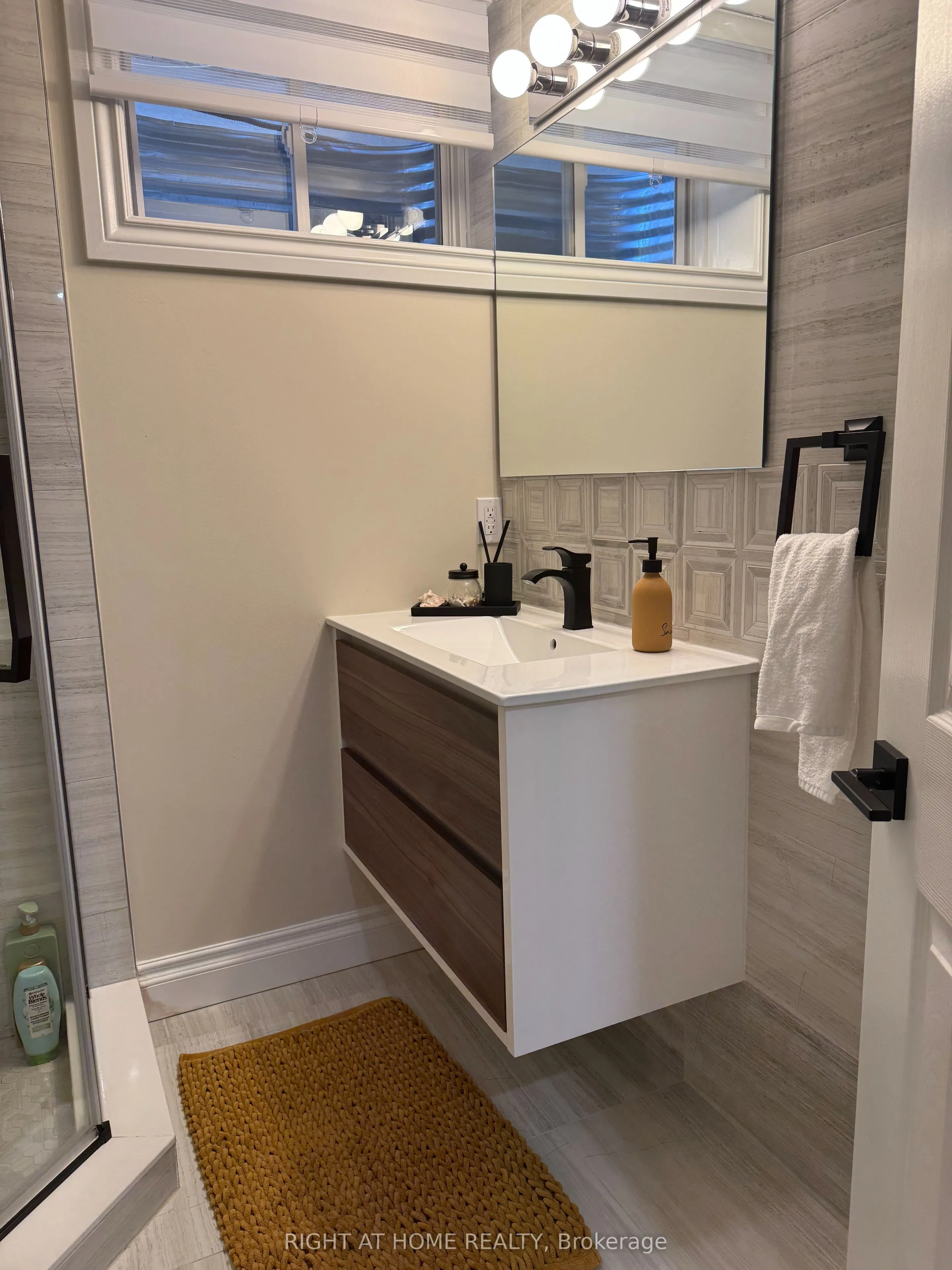 174 CURZON Crescent, #LOWER