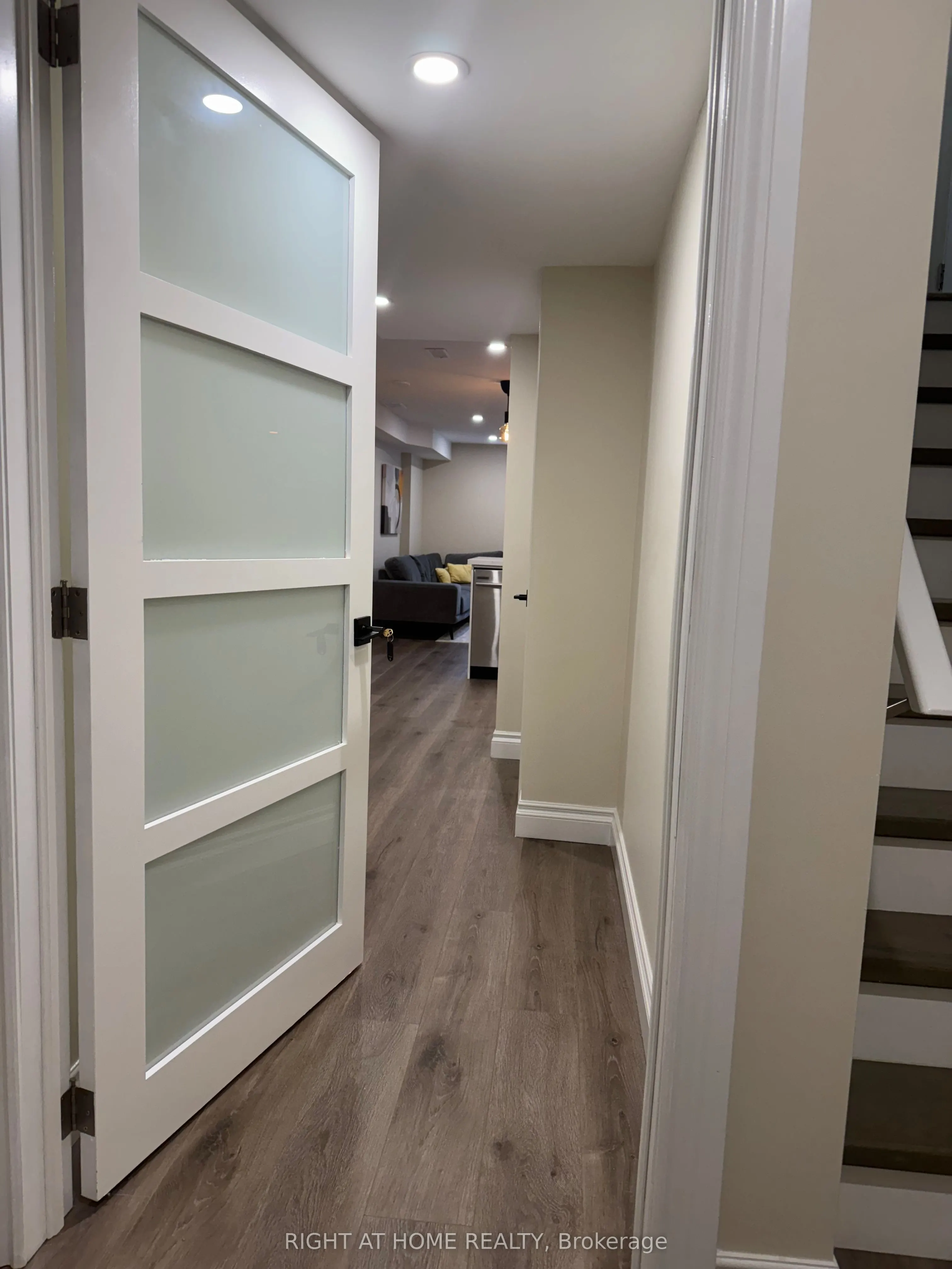 174 CURZON Crescent, #LOWER