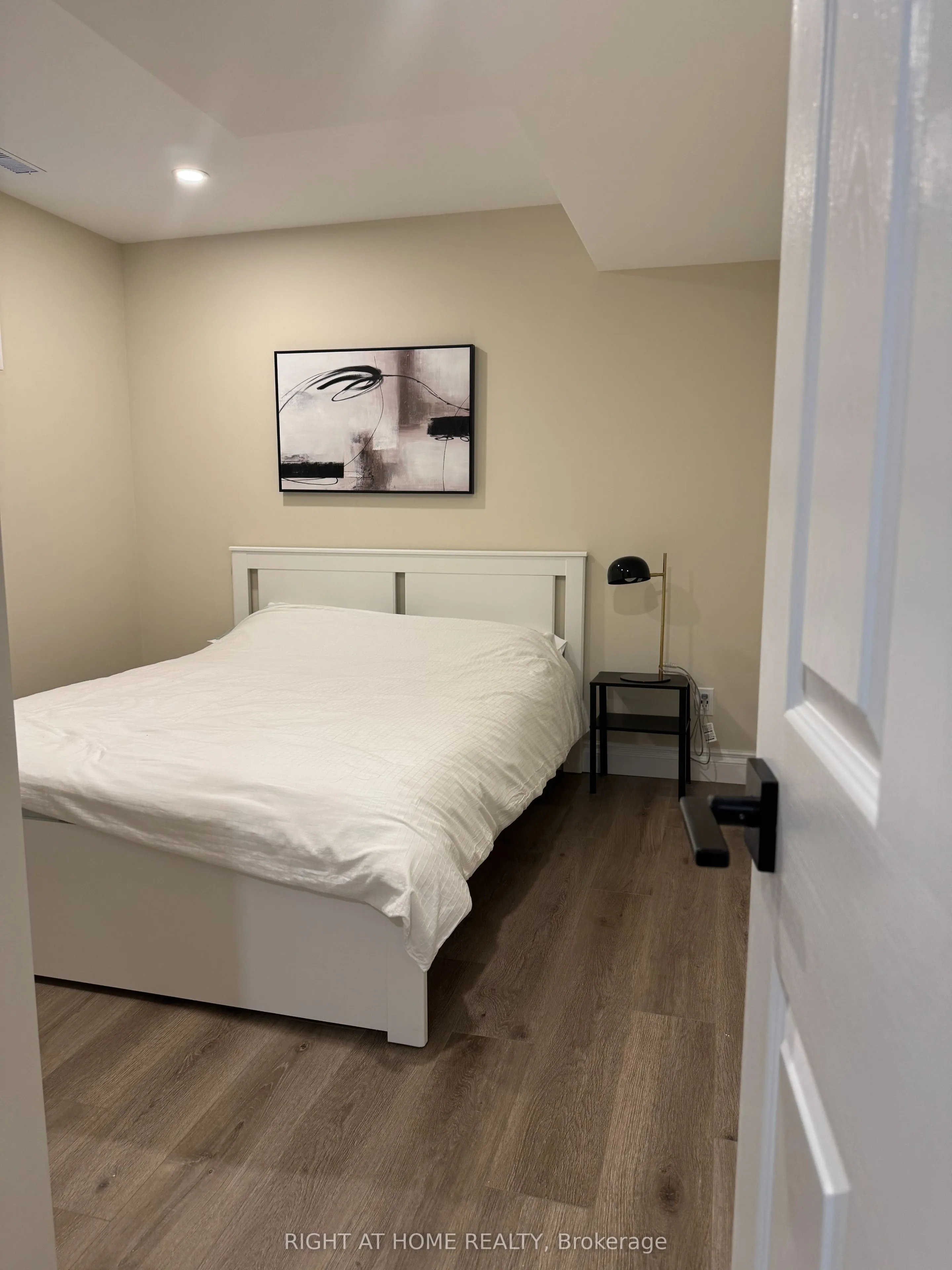 174 CURZON Crescent, #LOWER