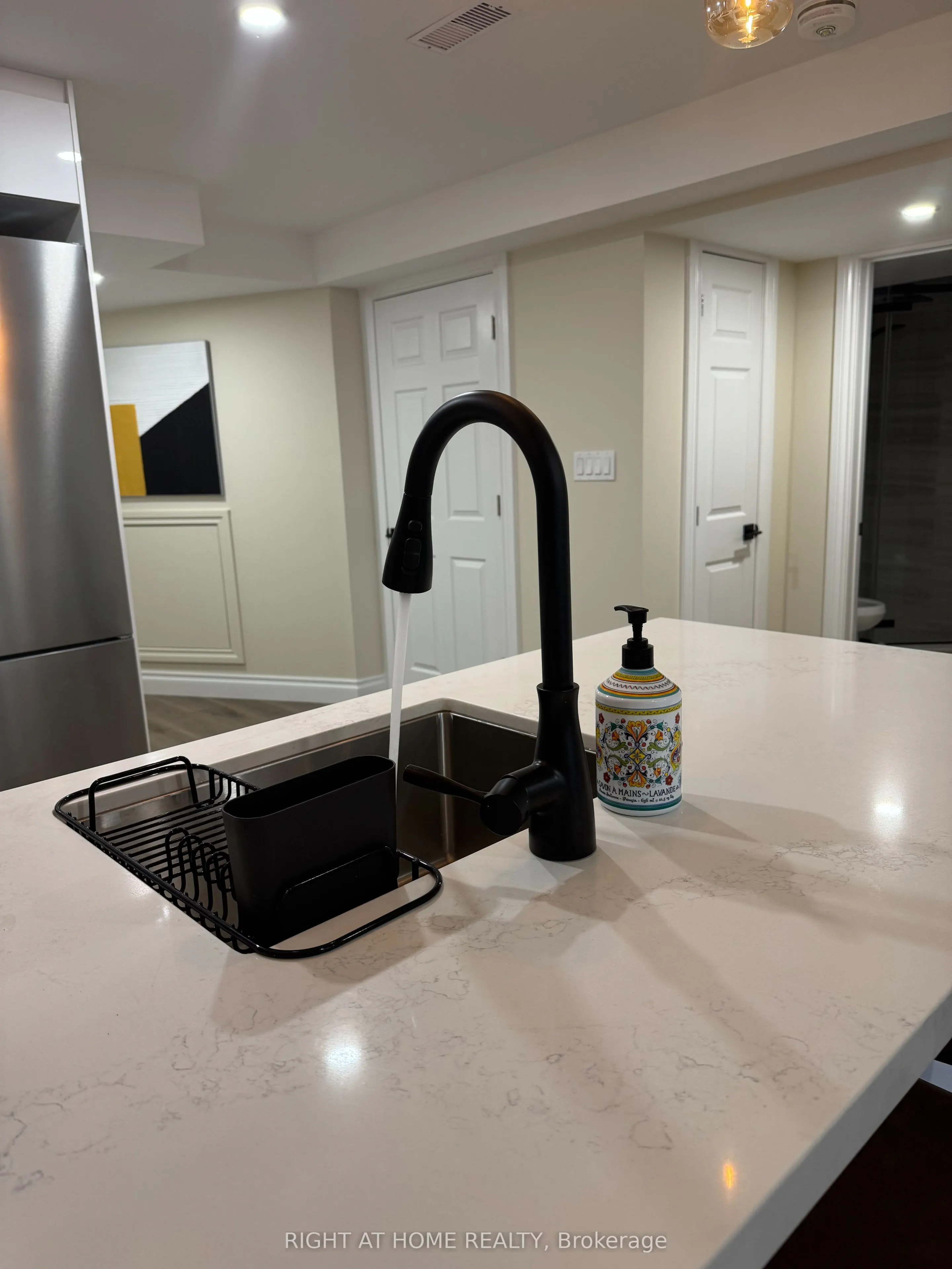 174 CURZON Crescent, #LOWER