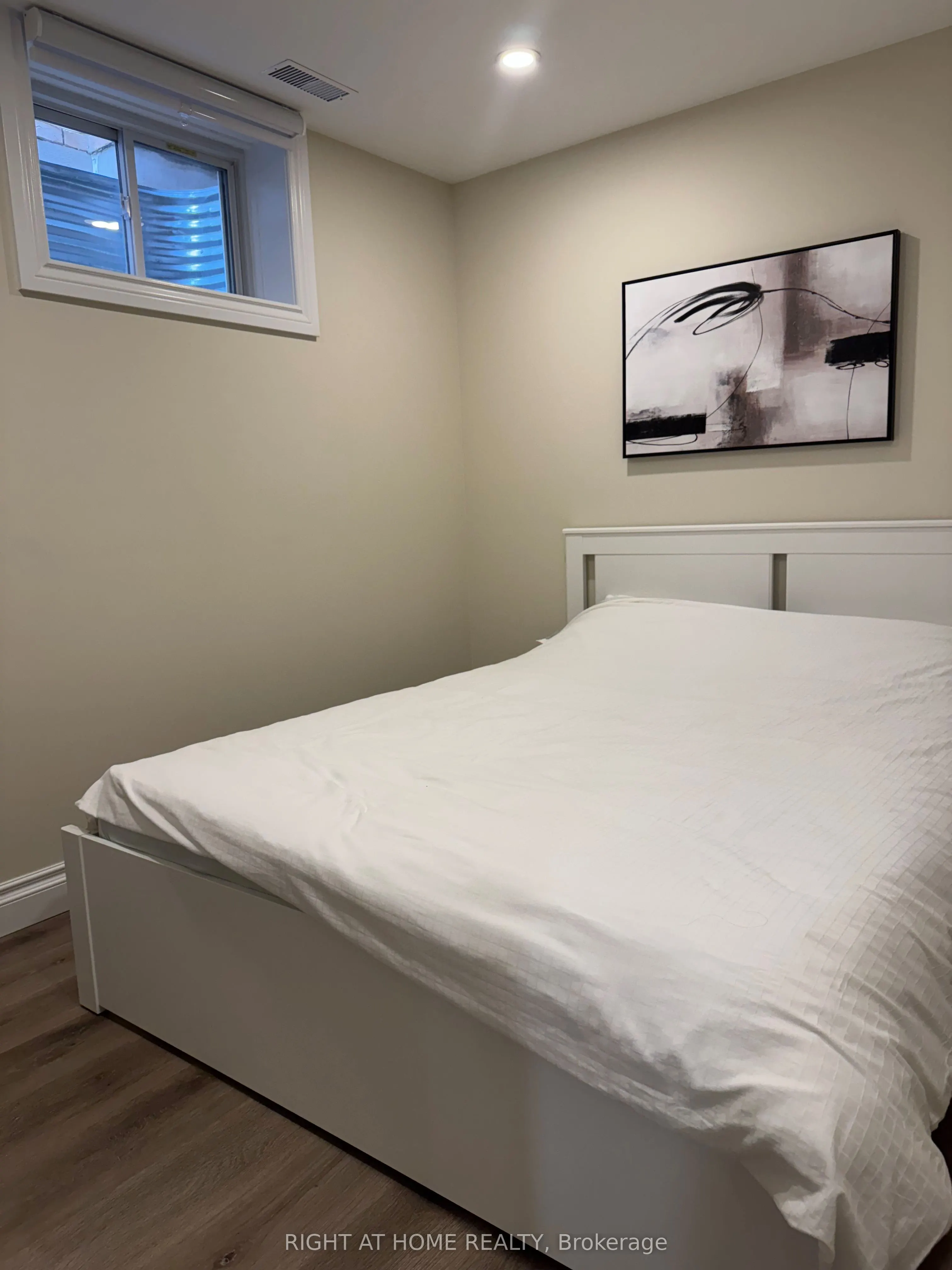 174 CURZON Crescent, #LOWER