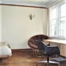 156 Bond Street S